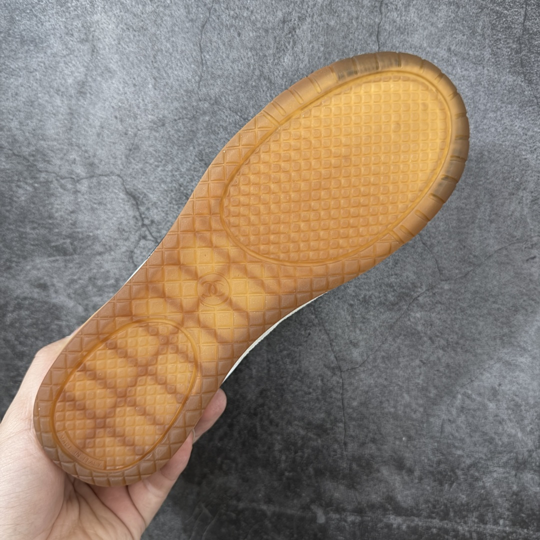 图片[9]-【性价比礼盒版】CHANEL 26p 熊猫🐼德训鞋 2026年春夏系列的热门单品，凭借复古又简约的设计成为当季爆款，在时尚圈和消费者中都备受追捧 经典黑白配色，鞋身侧面印有标志性的双C Logo，兼具复古德训鞋的休闲感与香奈儿的高级质感。采用柔软的皮革拼接制作，上脚舒适，回归了久违的简约 一眼看上的肯定要get 舒适度极高适合遛娃通勤 高级质感，采用柔软的皮革拼接制作，上脚舒适，适合日常长时间穿着 全套原版礼盒包装，细节感爆棚！ 面料：进口高丝光牛反绒＋牛皮 内里：原版进口透气网 鞋底：原版开模T组合大底 尺码：35 36 37 38 39 40-选品中心