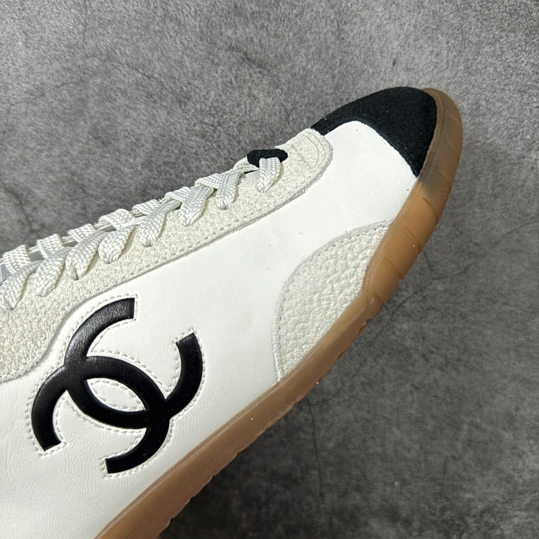 图片[6]-【性价比礼盒版】CHANEL 26p 熊猫🐼德训鞋 2026年春夏系列的热门单品，凭借复古又简约的设计成为当季爆款，在时尚圈和消费者中都备受追捧 经典黑白配色，鞋身侧面印有标志性的双C Logo，兼具复古德训鞋的休闲感与香奈儿的高级质感。采用柔软的皮革拼接制作，上脚舒适，回归了久违的简约 一眼看上的肯定要get 舒适度极高适合遛娃通勤 高级质感，采用柔软的皮革拼接制作，上脚舒适，适合日常长时间穿着 全套原版礼盒包装，细节感爆棚！ 面料：进口高丝光牛反绒＋牛皮 内里：原版进口透气网 鞋底：原版开模T组合大底 尺码：35 36 37 38 39 40-选品中心