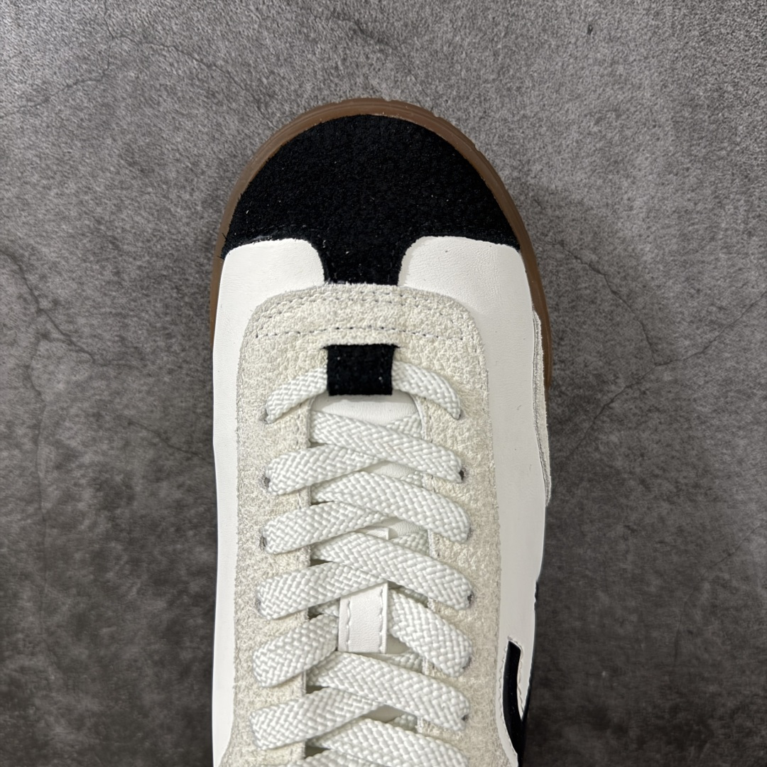 图片[5]-【性价比礼盒版】CHANEL 26p 熊猫🐼德训鞋 2026年春夏系列的热门单品，凭借复古又简约的设计成为当季爆款，在时尚圈和消费者中都备受追捧 经典黑白配色，鞋身侧面印有标志性的双C Logo，兼具复古德训鞋的休闲感与香奈儿的高级质感。采用柔软的皮革拼接制作，上脚舒适，回归了久违的简约 一眼看上的肯定要get 舒适度极高适合遛娃通勤 高级质感，采用柔软的皮革拼接制作，上脚舒适，适合日常长时间穿着 全套原版礼盒包装，细节感爆棚！ 面料：进口高丝光牛反绒＋牛皮 内里：原版进口透气网 鞋底：原版开模T组合大底 尺码：35 36 37 38 39 40-选品中心