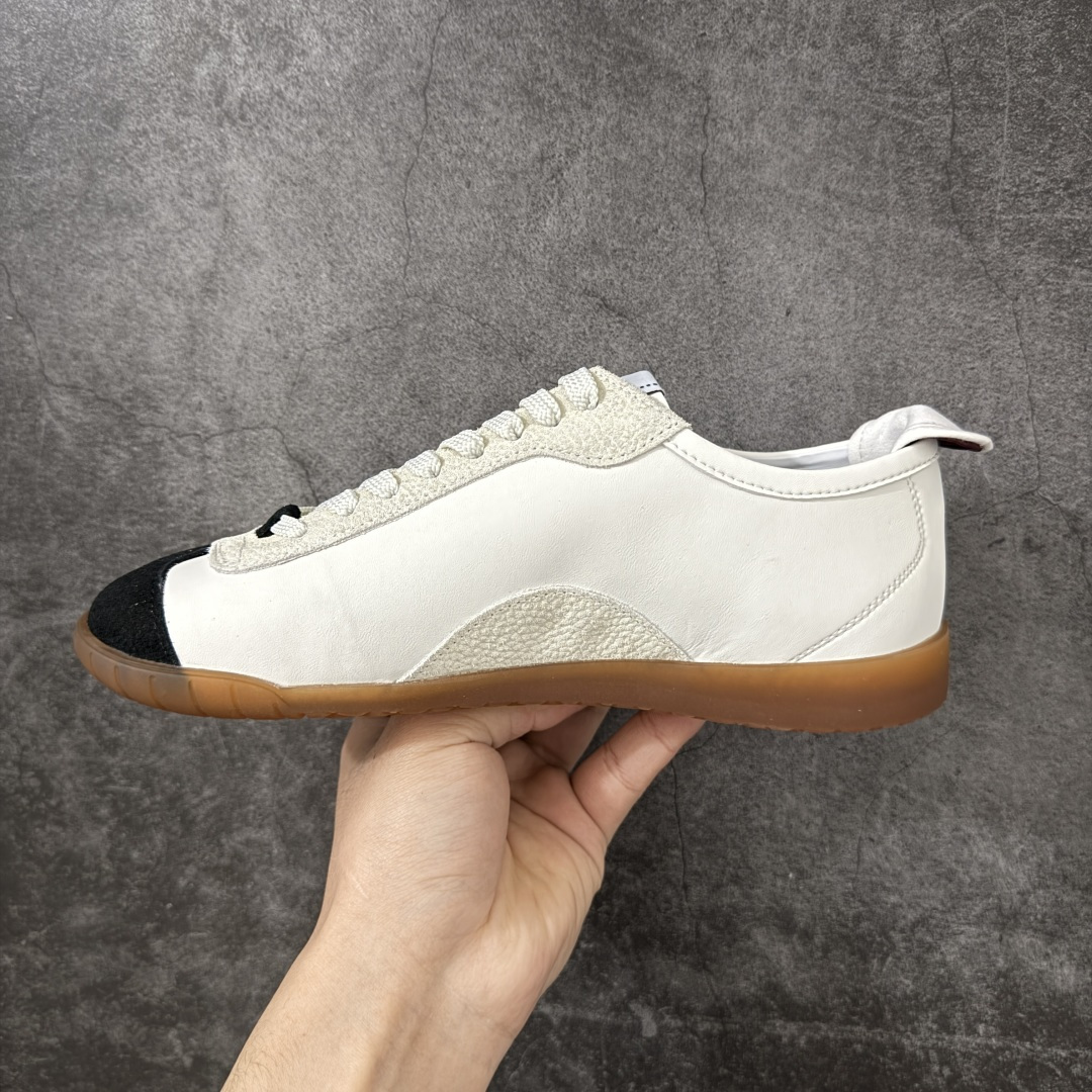 图片[2]-【性价比礼盒版】CHANEL 26p 熊猫🐼德训鞋 2026年春夏系列的热门单品，凭借复古又简约的设计成为当季爆款，在时尚圈和消费者中都备受追捧 经典黑白配色，鞋身侧面印有标志性的双C Logo，兼具复古德训鞋的休闲感与香奈儿的高级质感。采用柔软的皮革拼接制作，上脚舒适，回归了久违的简约 一眼看上的肯定要get 舒适度极高适合遛娃通勤 高级质感，采用柔软的皮革拼接制作，上脚舒适，适合日常长时间穿着 全套原版礼盒包装，细节感爆棚！ 面料：进口高丝光牛反绒＋牛皮 内里：原版进口透气网 鞋底：原版开模T组合大底 尺码：35 36 37 38 39 40-选品中心