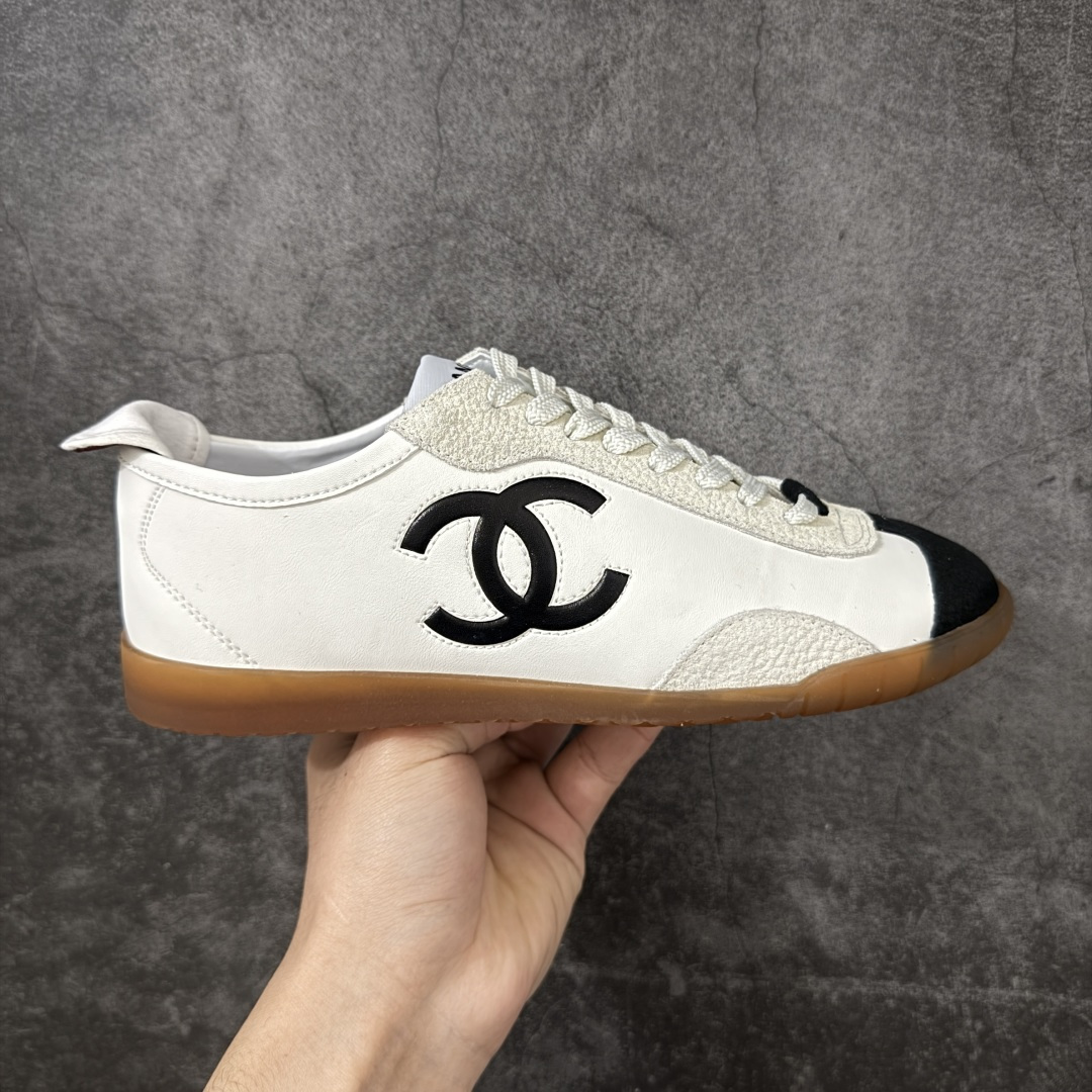 【性价比礼盒版】CHANEL 26p 熊猫🐼德训鞋 2026年春夏系列的热门单品，凭借复古又简约的设计成为当季爆款，在时尚圈和消费者中都备受追捧 经典黑白配色，鞋身侧面印有标志性的双C Logo，兼具复古德训鞋的休闲感与香奈儿的高级质感。采用柔软的皮革拼接制作，上脚舒适，回归了久违的简约 一眼看上的肯定要get 舒适度极高适合遛娃通勤 高级质感，采用柔软的皮革拼接制作，上脚舒适，适合日常长时间穿着 全套原版礼盒包装，细节感爆棚！ 面料：进口高丝光牛反绒＋牛皮 内里：原版进口透气网 鞋底：原版开模T组合大底 尺码：35 36 37 38 39 40-选品中心