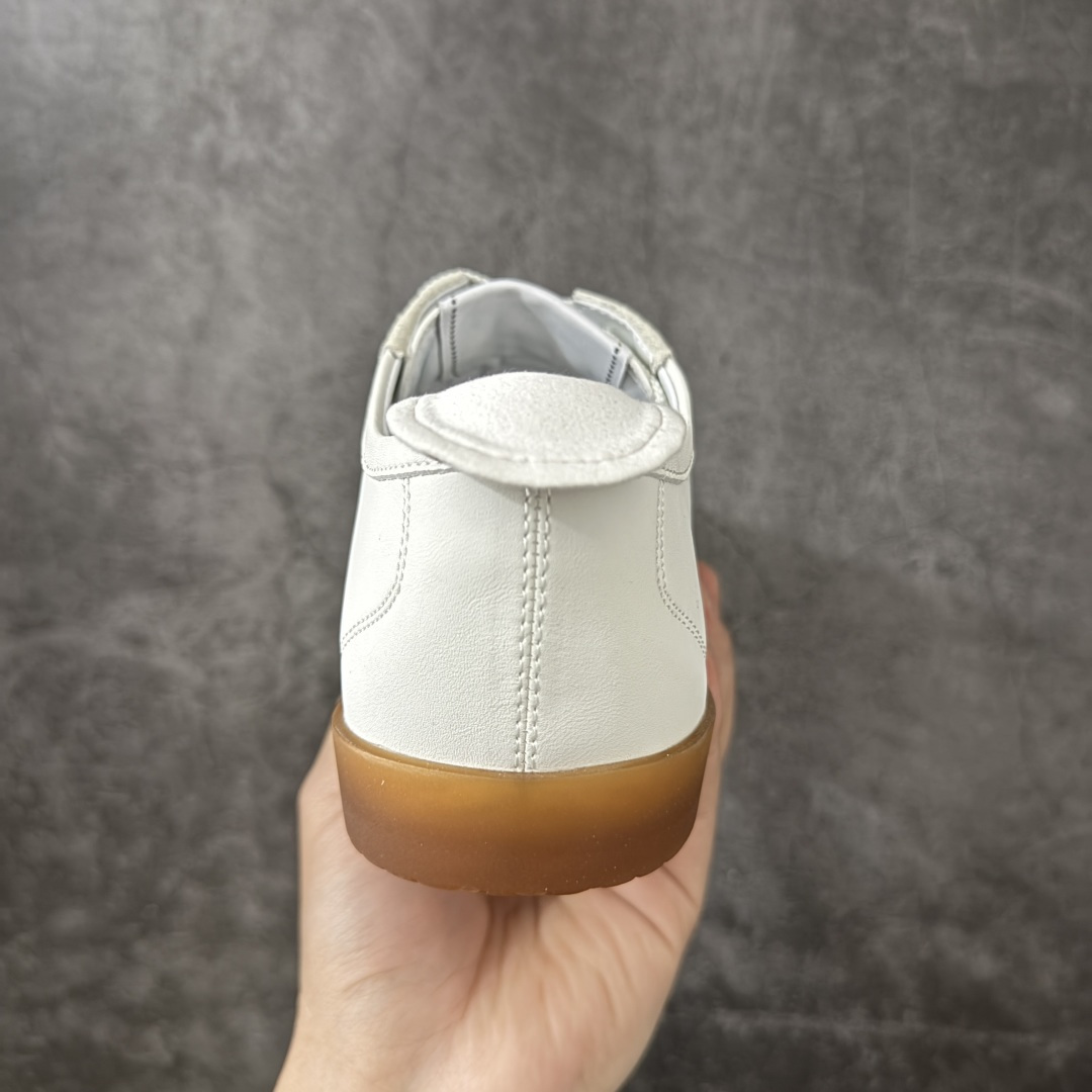 图片[4]-【性价比礼盒版】CHANEL 26p 熊猫🐼德训鞋 2026年春夏系列的热门单品，凭借复古又简约的设计成为当季爆款，在时尚圈和消费者中都备受追捧 经典黑白配色，鞋身侧面印有标志性的双C Logo，兼具复古德训鞋的休闲感与香奈儿的高级质感。采用柔软的皮革拼接制作，上脚舒适，回归了久违的简约 一眼看上的肯定要get 舒适度极高适合遛娃通勤 高级质感，采用柔软的皮革拼接制作，上脚舒适，适合日常长时间穿着 全套原版礼盒包装，细节感爆棚！ 面料：进口高丝光牛反绒＋牛皮 内里：原版进口透气网 鞋底：原版开模T组合大底 尺码：35 36 37 38 39 40-选品中心