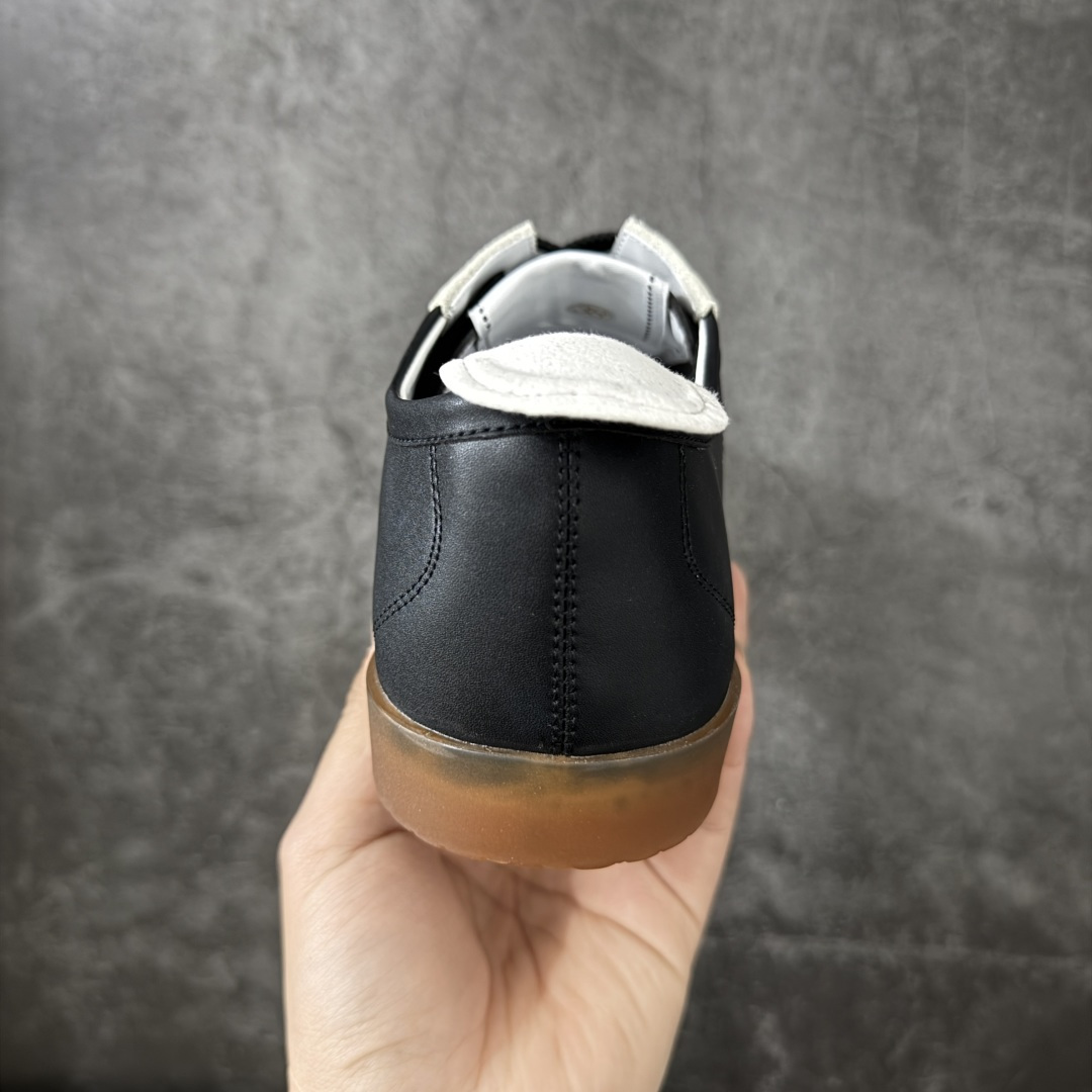 图片[4]-【性价比礼盒版】CHANEL 26p 熊猫🐼德训鞋 2026年春夏系列的热门单品，凭借复古又简约的设计成为当季爆款，在时尚圈和消费者中都备受追捧 经典黑白配色，鞋身侧面印有标志性的双C Logo，兼具复古德训鞋的休闲感与香奈儿的高级质感。采用柔软的皮革拼接制作，上脚舒适，回归了久违的简约 一眼看上的肯定要get 舒适度极高适合遛娃通勤 高级质感，采用柔软的皮革拼接制作，上脚舒适，适合日常长时间穿着 全套原版礼盒包装，细节感爆棚！ 面料：进口高丝光牛反绒＋牛皮 内里：原版进口透气网 鞋底：原版开模T组合大底 尺码：35 36 37 38 39 40-选品中心