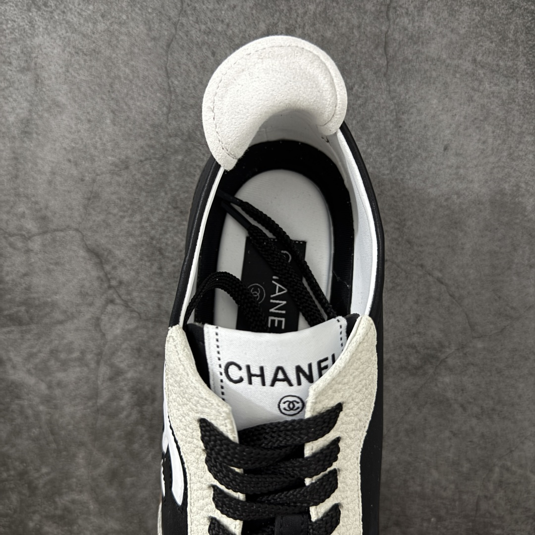图片[8]-【性价比礼盒版】CHANEL 26p 熊猫🐼德训鞋 2026年春夏系列的热门单品，凭借复古又简约的设计成为当季爆款，在时尚圈和消费者中都备受追捧 经典黑白配色，鞋身侧面印有标志性的双C Logo，兼具复古德训鞋的休闲感与香奈儿的高级质感。采用柔软的皮革拼接制作，上脚舒适，回归了久违的简约 一眼看上的肯定要get 舒适度极高适合遛娃通勤 高级质感，采用柔软的皮革拼接制作，上脚舒适，适合日常长时间穿着 全套原版礼盒包装，细节感爆棚！ 面料：进口高丝光牛反绒＋牛皮 内里：原版进口透气网 鞋底：原版开模T组合大底 尺码：35 36 37 38 39 40-选品中心