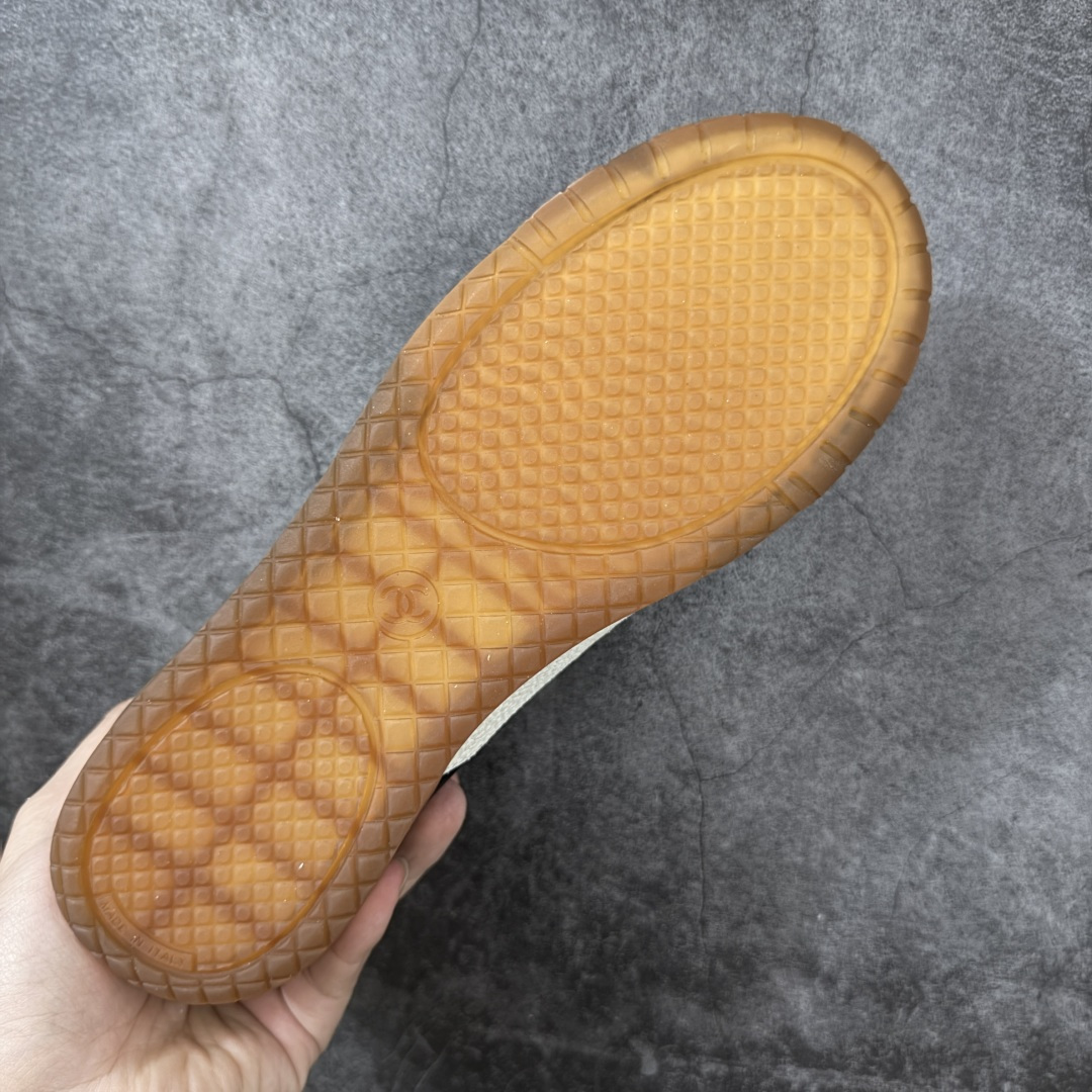 图片[9]-【性价比礼盒版】CHANEL 26p 熊猫🐼德训鞋 2026年春夏系列的热门单品，凭借复古又简约的设计成为当季爆款，在时尚圈和消费者中都备受追捧 经典黑白配色，鞋身侧面印有标志性的双C Logo，兼具复古德训鞋的休闲感与香奈儿的高级质感。采用柔软的皮革拼接制作，上脚舒适，回归了久违的简约 一眼看上的肯定要get 舒适度极高适合遛娃通勤 高级质感，采用柔软的皮革拼接制作，上脚舒适，适合日常长时间穿着 全套原版礼盒包装，细节感爆棚！ 面料：进口高丝光牛反绒＋牛皮 内里：原版进口透气网 鞋底：原版开模T组合大底 尺码：35 36 37 38 39 40-选品中心