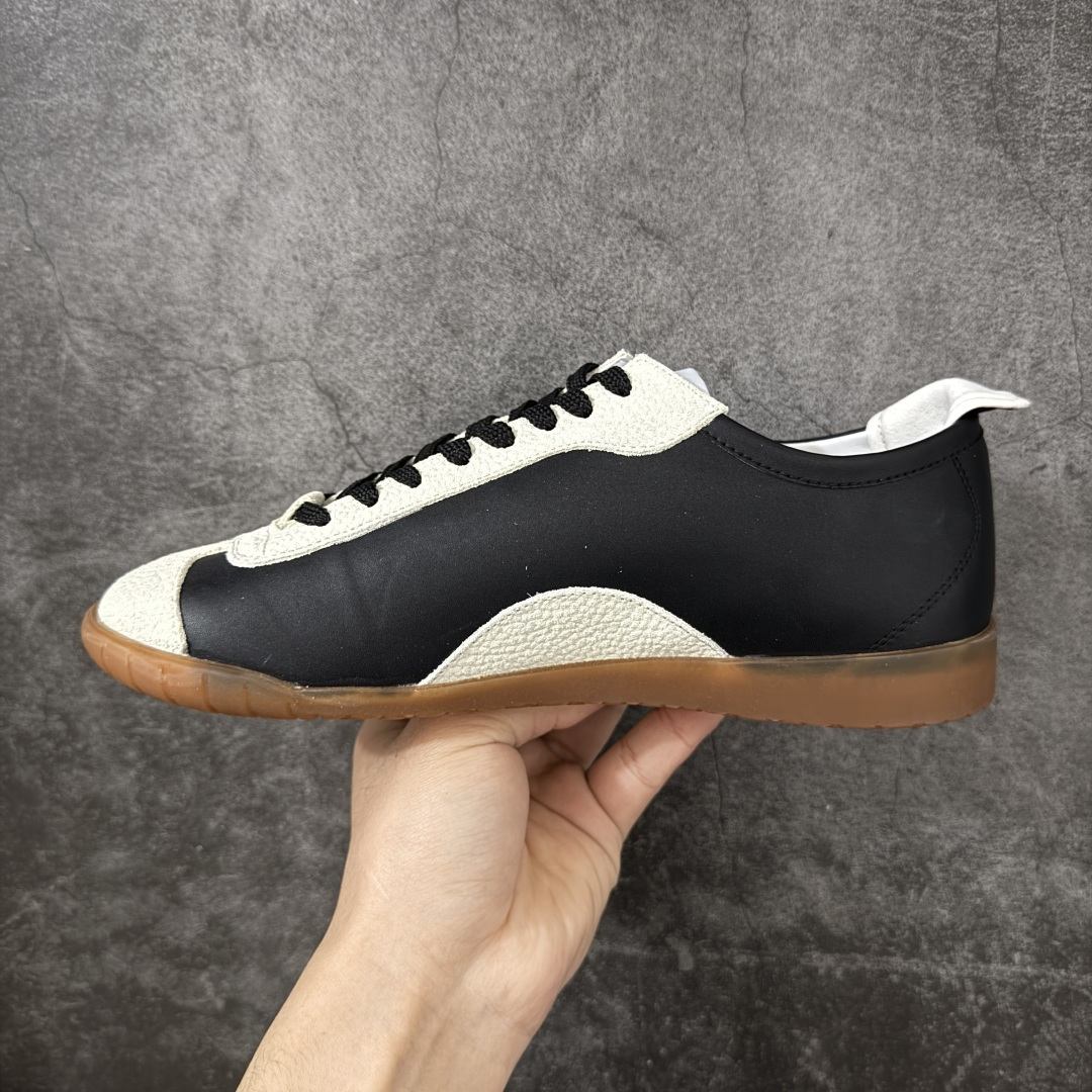 图片[2]-【性价比礼盒版】CHANEL 26p 熊猫🐼德训鞋 2026年春夏系列的热门单品，凭借复古又简约的设计成为当季爆款，在时尚圈和消费者中都备受追捧 经典黑白配色，鞋身侧面印有标志性的双C Logo，兼具复古德训鞋的休闲感与香奈儿的高级质感。采用柔软的皮革拼接制作，上脚舒适，回归了久违的简约 一眼看上的肯定要get 舒适度极高适合遛娃通勤 高级质感，采用柔软的皮革拼接制作，上脚舒适，适合日常长时间穿着 全套原版礼盒包装，细节感爆棚！ 面料：进口高丝光牛反绒＋牛皮 内里：原版进口透气网 鞋底：原版开模T组合大底 尺码：35 36 37 38 39 40-选品中心