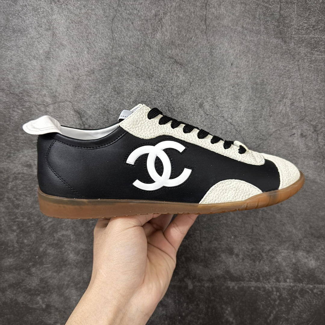【性价比礼盒版】CHANEL 26p 熊猫🐼德训鞋 2026年春夏系列的热门单品，凭借复古又简约的设计成为当季爆款，在时尚圈和消费者中都备受追捧 经典黑白配色，鞋身侧面印有标志性的双C Logo，兼具复古德训鞋的休闲感与香奈儿的高级质感。采用柔软的皮革拼接制作，上脚舒适，回归了久违的简约 一眼看上的肯定要get 舒适度极高适合遛娃通勤 高级质感，采用柔软的皮革拼接制作，上脚舒适，适合日常长时间穿着 全套原版礼盒包装，细节感爆棚！ 面料：进口高丝光牛反绒＋牛皮 内里：原版进口透气网 鞋底：原版开模T组合大底 尺码：35 36 37 38 39 40-选品中心