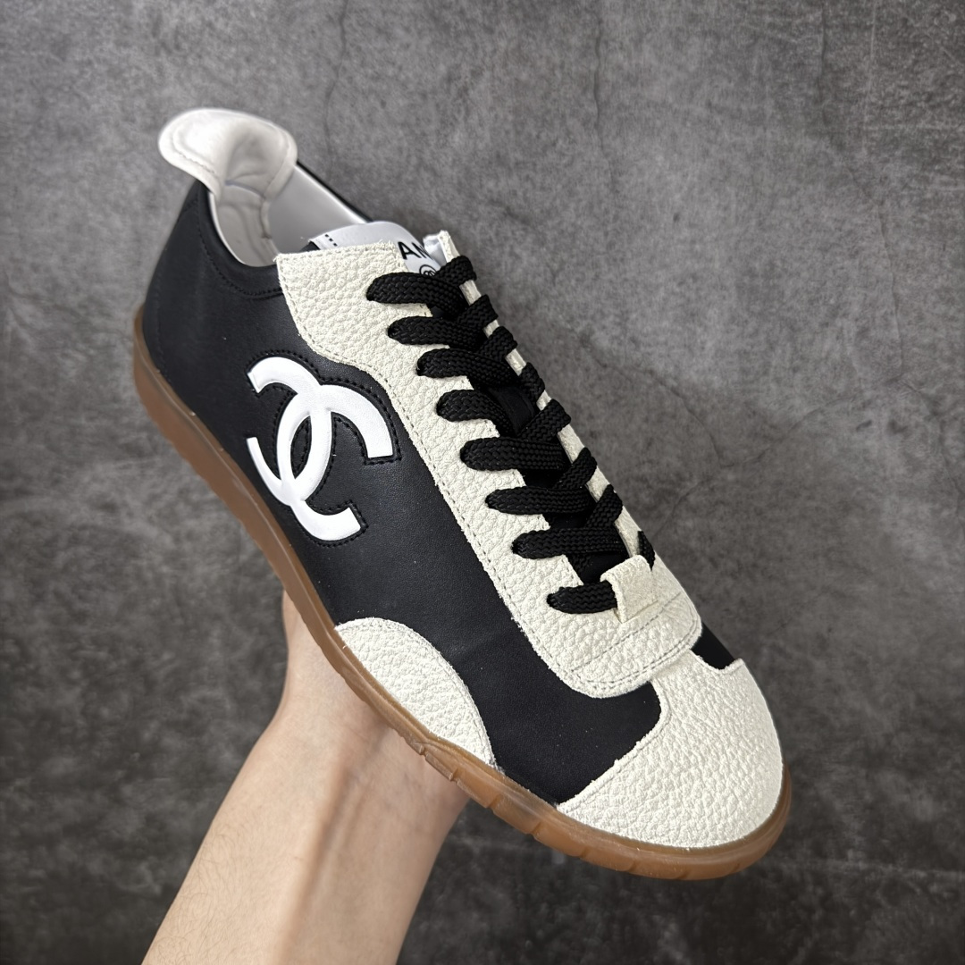 图片[3]-【性价比礼盒版】CHANEL 26p 熊猫🐼德训鞋 2026年春夏系列的热门单品，凭借复古又简约的设计成为当季爆款，在时尚圈和消费者中都备受追捧 经典黑白配色，鞋身侧面印有标志性的双C Logo，兼具复古德训鞋的休闲感与香奈儿的高级质感。采用柔软的皮革拼接制作，上脚舒适，回归了久违的简约 一眼看上的肯定要get 舒适度极高适合遛娃通勤 高级质感，采用柔软的皮革拼接制作，上脚舒适，适合日常长时间穿着 全套原版礼盒包装，细节感爆棚！ 面料：进口高丝光牛反绒＋牛皮 内里：原版进口透气网 鞋底：原版开模T组合大底 尺码：35 36 37 38 39 40-选品中心