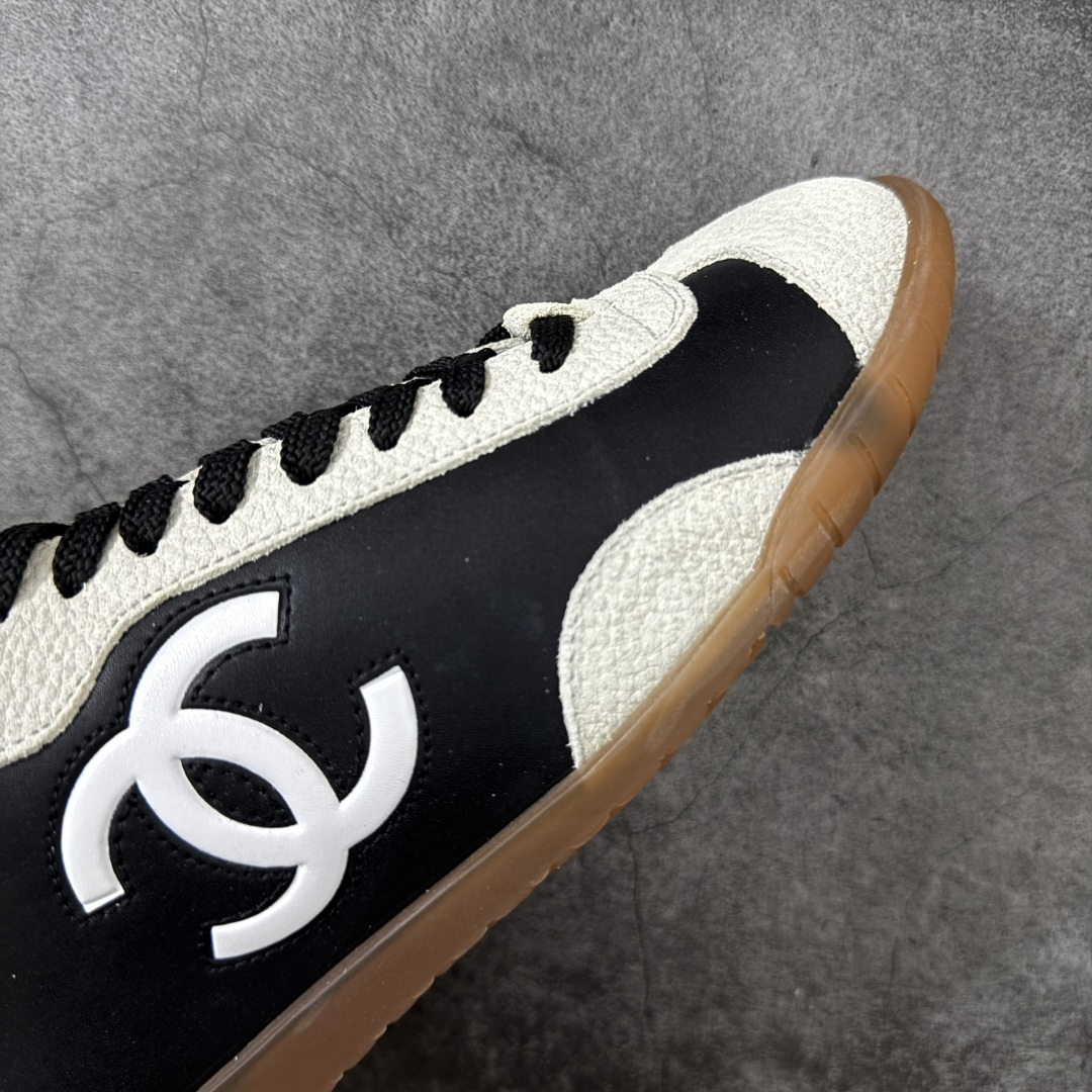 图片[6]-【性价比礼盒版】CHANEL 26p 熊猫🐼德训鞋 2026年春夏系列的热门单品，凭借复古又简约的设计成为当季爆款，在时尚圈和消费者中都备受追捧 经典黑白配色，鞋身侧面印有标志性的双C Logo，兼具复古德训鞋的休闲感与香奈儿的高级质感。采用柔软的皮革拼接制作，上脚舒适，回归了久违的简约 一眼看上的肯定要get 舒适度极高适合遛娃通勤 高级质感，采用柔软的皮革拼接制作，上脚舒适，适合日常长时间穿着 全套原版礼盒包装，细节感爆棚！ 面料：进口高丝光牛反绒＋牛皮 内里：原版进口透气网 鞋底：原版开模T组合大底 尺码：35 36 37 38 39 40-选品中心