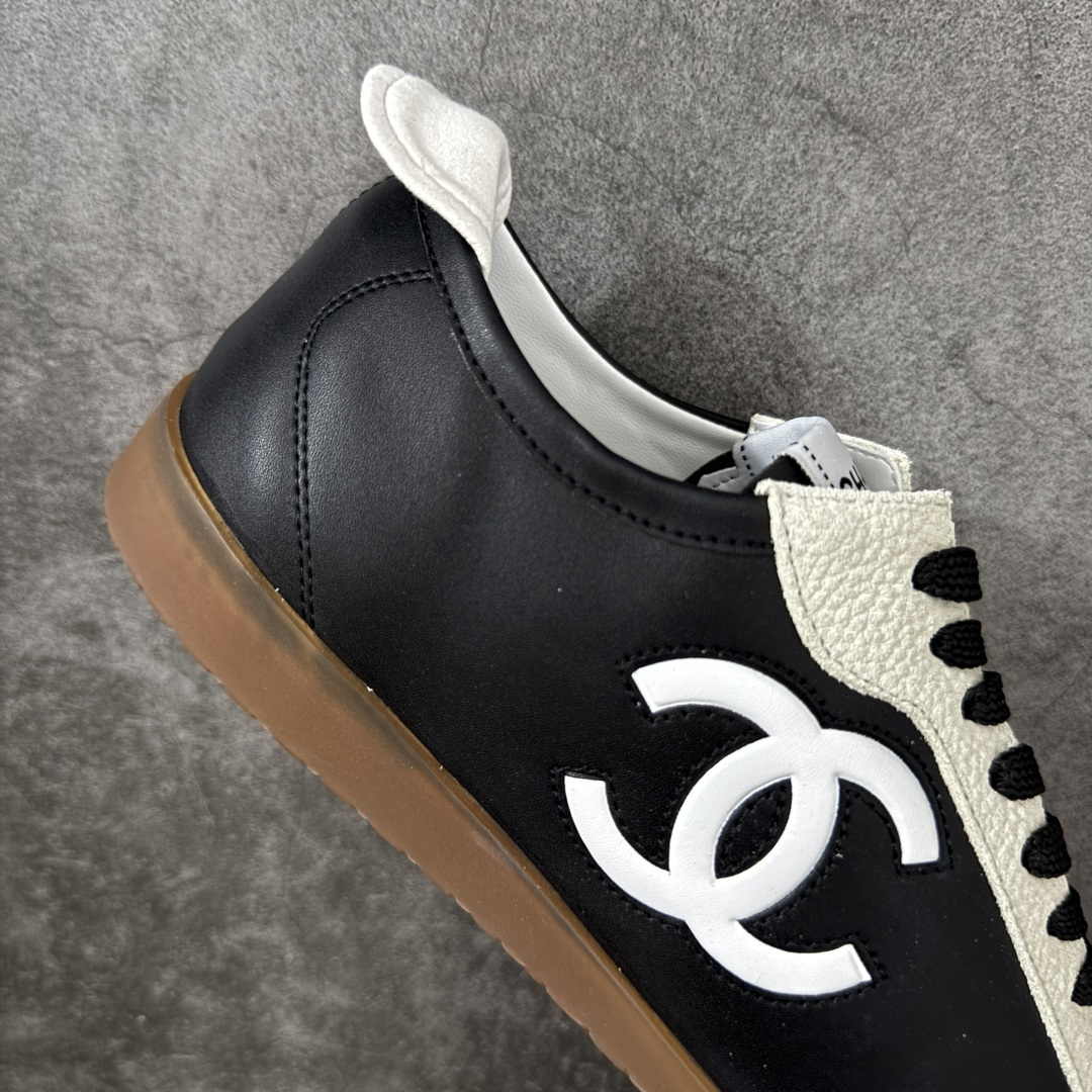 图片[7]-【性价比礼盒版】CHANEL 26p 熊猫🐼德训鞋 2026年春夏系列的热门单品，凭借复古又简约的设计成为当季爆款，在时尚圈和消费者中都备受追捧 经典黑白配色，鞋身侧面印有标志性的双C Logo，兼具复古德训鞋的休闲感与香奈儿的高级质感。采用柔软的皮革拼接制作，上脚舒适，回归了久违的简约 一眼看上的肯定要get 舒适度极高适合遛娃通勤 高级质感，采用柔软的皮革拼接制作，上脚舒适，适合日常长时间穿着 全套原版礼盒包装，细节感爆棚！ 面料：进口高丝光牛反绒＋牛皮 内里：原版进口透气网 鞋底：原版开模T组合大底 尺码：35 36 37 38 39 40-选品中心