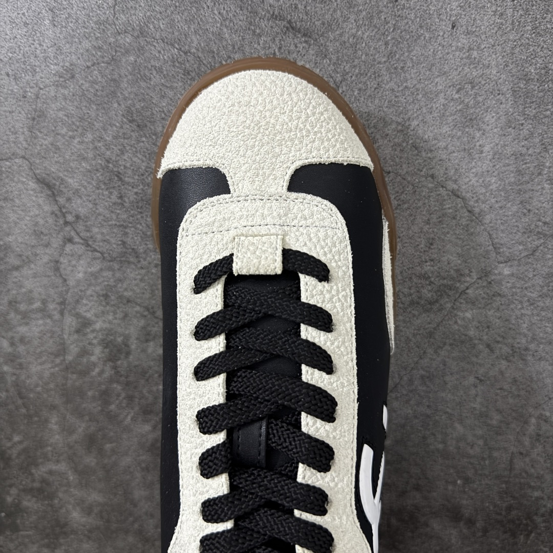 图片[5]-【性价比礼盒版】CHANEL 26p 熊猫🐼德训鞋 2026年春夏系列的热门单品，凭借复古又简约的设计成为当季爆款，在时尚圈和消费者中都备受追捧 经典黑白配色，鞋身侧面印有标志性的双C Logo，兼具复古德训鞋的休闲感与香奈儿的高级质感。采用柔软的皮革拼接制作，上脚舒适，回归了久违的简约 一眼看上的肯定要get 舒适度极高适合遛娃通勤 高级质感，采用柔软的皮革拼接制作，上脚舒适，适合日常长时间穿着 全套原版礼盒包装，细节感爆棚！ 面料：进口高丝光牛反绒＋牛皮 内里：原版进口透气网 鞋底：原版开模T组合大底 尺码：35 36 37 38 39 40-选品中心