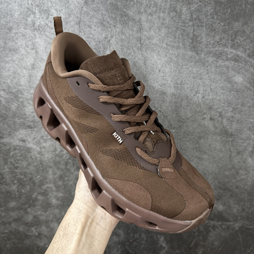 图片[3]-【公司级】On x KITH K-Tech 1 昂跑舒适贴合透气跑步鞋 黑色 四层组合大底 原数据开版 这款联名跑鞋采用透气网眼面料，轻盈贴合脚型，适合日常慢跑与城市通勤。设计简约百搭，兼具运动性能与潮流感，是追求舒适与风格的理想选择。 On昂跑x KITH K-Tech 1黑色跑步鞋，专为速度和日常训练打造。鞋面采用透气科技编织网布，搭配厚底设计，兼顾轻盈与支撑。搭载CloudTec缓震科技和Helion泡沫中底，提供舒适缓震脚感，外底饰有KITH标志性MONOgram纹路，抓地力与辨识度兼具。系带闭合系统确保贴合包裹，纯黑配色简约百搭，满足跑步性能与日常穿搭需求。 上脚轻盈透气，网布鞋面有效排湿散热，时间跑步脚部不闷汗。厚底设计配合中底科技，落地缓震明显，迈步回弹有力，适合中长距离训练。系带系统调节方便，包裹感适中不挤脚，日常穿着也能保持舒适。外底纹路抓地力稳定，湿滑路面表现尚可，整体兼顾性能与时尚，满足跑者对功能和颜值的双重需求。 尺码：36 37 38 39 40 41 42 43 44 45-选品中心