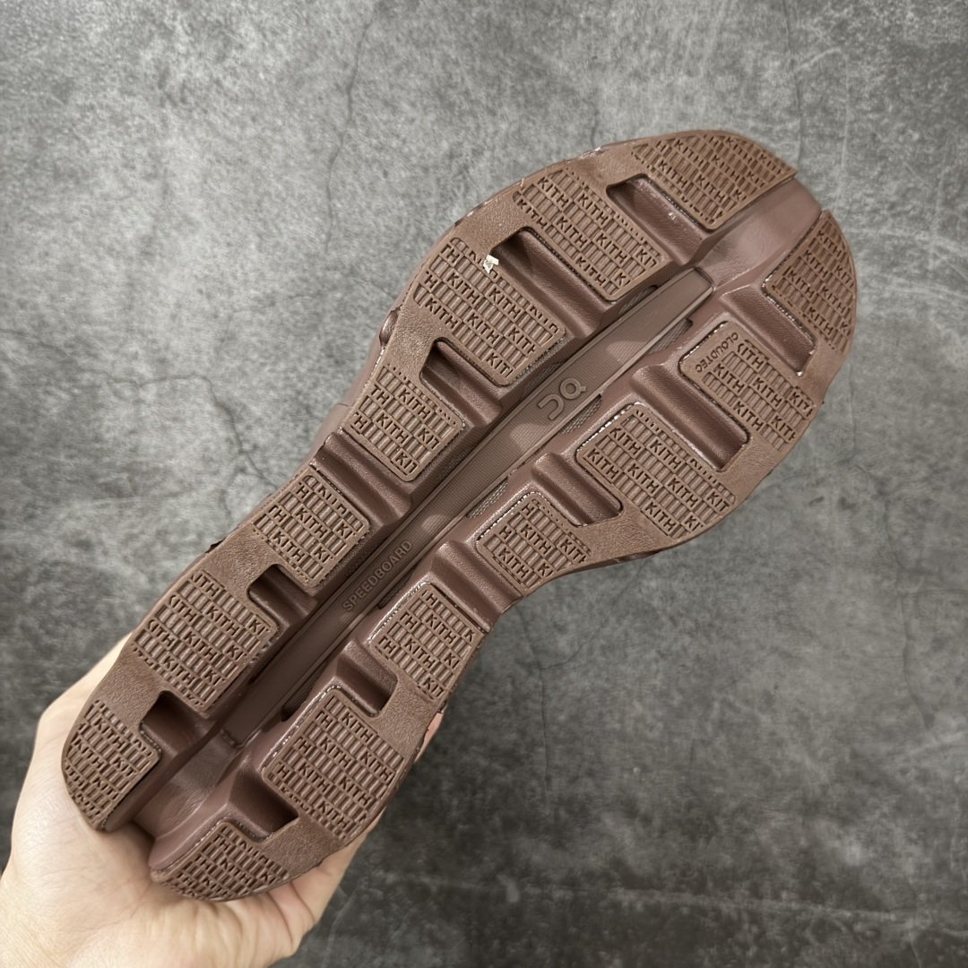 图片[9]-【公司级】On x KITH K-Tech 1 昂跑舒适贴合透气跑步鞋 黑色 四层组合大底 原数据开版 这款联名跑鞋采用透气网眼面料，轻盈贴合脚型，适合日常慢跑与城市通勤。设计简约百搭，兼具运动性能与潮流感，是追求舒适与风格的理想选择。 On昂跑x KITH K-Tech 1黑色跑步鞋，专为速度和日常训练打造。鞋面采用透气科技编织网布，搭配厚底设计，兼顾轻盈与支撑。搭载CloudTec缓震科技和Helion泡沫中底，提供舒适缓震脚感，外底饰有KITH标志性MONOgram纹路，抓地力与辨识度兼具。系带闭合系统确保贴合包裹，纯黑配色简约百搭，满足跑步性能与日常穿搭需求。 上脚轻盈透气，网布鞋面有效排湿散热，时间跑步脚部不闷汗。厚底设计配合中底科技，落地缓震明显，迈步回弹有力，适合中长距离训练。系带系统调节方便，包裹感适中不挤脚，日常穿着也能保持舒适。外底纹路抓地力稳定，湿滑路面表现尚可，整体兼顾性能与时尚，满足跑者对功能和颜值的双重需求。 尺码：36 37 38 39 40 41 42 43 44 45-选品中心