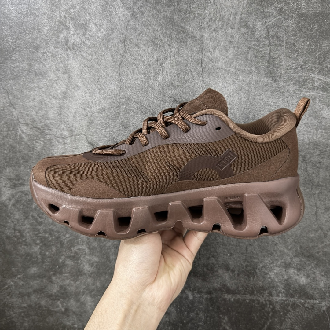 图片[2]-【公司级】On x KITH K-Tech 1 昂跑舒适贴合透气跑步鞋 黑色 四层组合大底 原数据开版 这款联名跑鞋采用透气网眼面料，轻盈贴合脚型，适合日常慢跑与城市通勤。设计简约百搭，兼具运动性能与潮流感，是追求舒适与风格的理想选择。 On昂跑x KITH K-Tech 1黑色跑步鞋，专为速度和日常训练打造。鞋面采用透气科技编织网布，搭配厚底设计，兼顾轻盈与支撑。搭载CloudTec缓震科技和Helion泡沫中底，提供舒适缓震脚感，外底饰有KITH标志性MONOgram纹路，抓地力与辨识度兼具。系带闭合系统确保贴合包裹，纯黑配色简约百搭，满足跑步性能与日常穿搭需求。 上脚轻盈透气，网布鞋面有效排湿散热，时间跑步脚部不闷汗。厚底设计配合中底科技，落地缓震明显，迈步回弹有力，适合中长距离训练。系带系统调节方便，包裹感适中不挤脚，日常穿着也能保持舒适。外底纹路抓地力稳定，湿滑路面表现尚可，整体兼顾性能与时尚，满足跑者对功能和颜值的双重需求。 尺码：36 37 38 39 40 41 42 43 44 45-选品中心