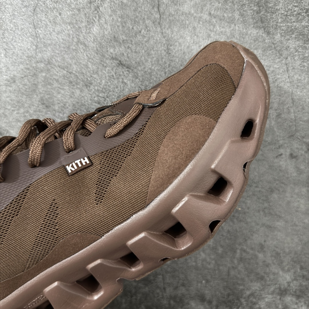 图片[6]-【公司级】On x KITH K-Tech 1 昂跑舒适贴合透气跑步鞋 黑色 四层组合大底 原数据开版 这款联名跑鞋采用透气网眼面料，轻盈贴合脚型，适合日常慢跑与城市通勤。设计简约百搭，兼具运动性能与潮流感，是追求舒适与风格的理想选择。 On昂跑x KITH K-Tech 1黑色跑步鞋，专为速度和日常训练打造。鞋面采用透气科技编织网布，搭配厚底设计，兼顾轻盈与支撑。搭载CloudTec缓震科技和Helion泡沫中底，提供舒适缓震脚感，外底饰有KITH标志性MONOgram纹路，抓地力与辨识度兼具。系带闭合系统确保贴合包裹，纯黑配色简约百搭，满足跑步性能与日常穿搭需求。 上脚轻盈透气，网布鞋面有效排湿散热，时间跑步脚部不闷汗。厚底设计配合中底科技，落地缓震明显，迈步回弹有力，适合中长距离训练。系带系统调节方便，包裹感适中不挤脚，日常穿着也能保持舒适。外底纹路抓地力稳定，湿滑路面表现尚可，整体兼顾性能与时尚，满足跑者对功能和颜值的双重需求。 尺码：36 37 38 39 40 41 42 43 44 45-选品中心