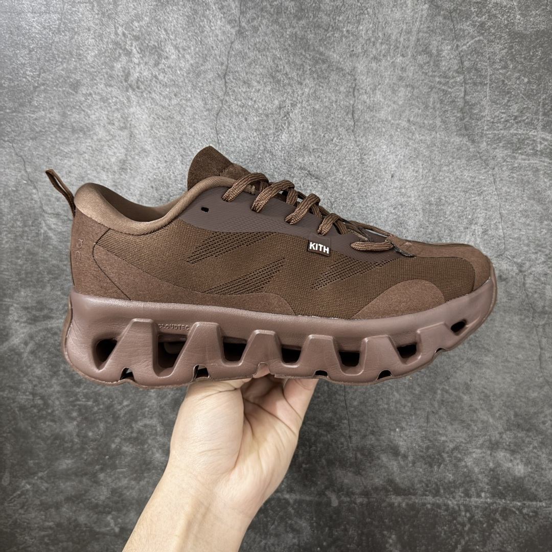 【公司级】On x KITH K-Tech 1 昂跑舒适贴合透气跑步鞋 黑色 四层组合大底 原数据开版 这款联名跑鞋采用透气网眼面料，轻盈贴合脚型，适合日常慢跑与城市通勤。设计简约百搭，兼具运动性能与潮流感，是追求舒适与风格的理想选择。 On昂跑x KITH K-Tech 1黑色跑步鞋，专为速度和日常训练打造。鞋面采用透气科技编织网布，搭配厚底设计，兼顾轻盈与支撑。搭载CloudTec缓震科技和Helion泡沫中底，提供舒适缓震脚感，外底饰有KITH标志性MONOgram纹路，抓地力与辨识度兼具。系带闭合系统确保贴合包裹，纯黑配色简约百搭，满足跑步性能与日常穿搭需求。 上脚轻盈透气，网布鞋面有效排湿散热，时间跑步脚部不闷汗。厚底设计配合中底科技，落地缓震明显，迈步回弹有力，适合中长距离训练。系带系统调节方便，包裹感适中不挤脚，日常穿着也能保持舒适。外底纹路抓地力稳定，湿滑路面表现尚可，整体兼顾性能与时尚，满足跑者对功能和颜值的双重需求。 尺码：36 37 38 39 40 41 42 43 44 45-选品中心