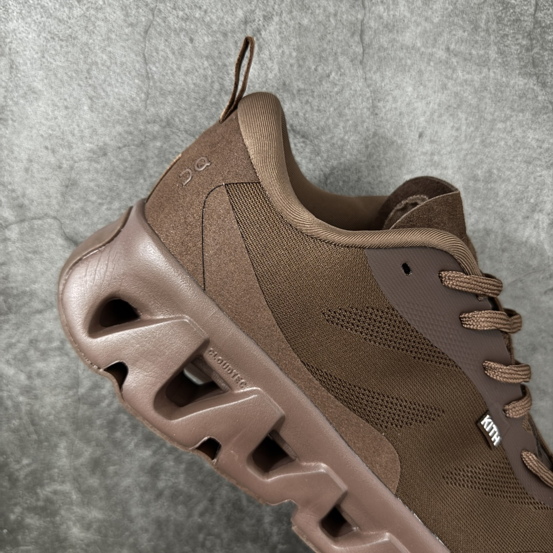 图片[7]-【公司级】On x KITH K-Tech 1 昂跑舒适贴合透气跑步鞋 黑色 四层组合大底 原数据开版 这款联名跑鞋采用透气网眼面料，轻盈贴合脚型，适合日常慢跑与城市通勤。设计简约百搭，兼具运动性能与潮流感，是追求舒适与风格的理想选择。 On昂跑x KITH K-Tech 1黑色跑步鞋，专为速度和日常训练打造。鞋面采用透气科技编织网布，搭配厚底设计，兼顾轻盈与支撑。搭载CloudTec缓震科技和Helion泡沫中底，提供舒适缓震脚感，外底饰有KITH标志性MONOgram纹路，抓地力与辨识度兼具。系带闭合系统确保贴合包裹，纯黑配色简约百搭，满足跑步性能与日常穿搭需求。 上脚轻盈透气，网布鞋面有效排湿散热，时间跑步脚部不闷汗。厚底设计配合中底科技，落地缓震明显，迈步回弹有力，适合中长距离训练。系带系统调节方便，包裹感适中不挤脚，日常穿着也能保持舒适。外底纹路抓地力稳定，湿滑路面表现尚可，整体兼顾性能与时尚，满足跑者对功能和颜值的双重需求。 尺码：36 37 38 39 40 41 42 43 44 45-选品中心