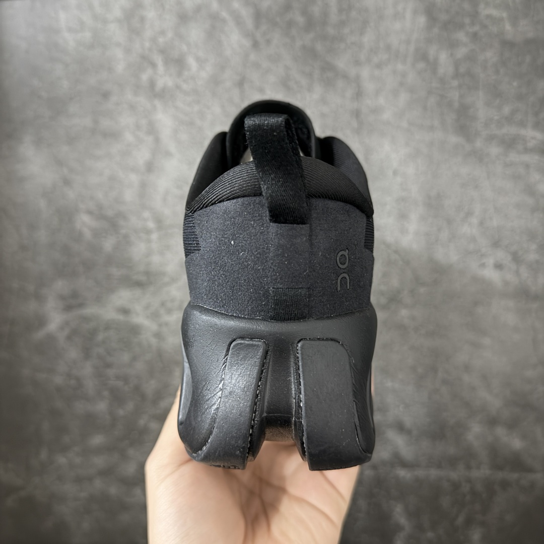 图片[4]-【公司级】On x KITH K-Tech 1 昂跑舒适贴合透气跑步鞋 黑色 四层组合大底 原数据开版 这款联名跑鞋采用透气网眼面料，轻盈贴合脚型，适合日常慢跑与城市通勤。设计简约百搭，兼具运动性能与潮流感，是追求舒适与风格的理想选择。 On昂跑x KITH K-Tech 1黑色跑步鞋，专为速度和日常训练打造。鞋面采用透气科技编织网布，搭配厚底设计，兼顾轻盈与支撑。搭载CloudTec缓震科技和Helion泡沫中底，提供舒适缓震脚感，外底饰有KITH标志性MONOgram纹路，抓地力与辨识度兼具。系带闭合系统确保贴合包裹，纯黑配色简约百搭，满足跑步性能与日常穿搭需求。 上脚轻盈透气，网布鞋面有效排湿散热，时间跑步脚部不闷汗。厚底设计配合中底科技，落地缓震明显，迈步回弹有力，适合中长距离训练。系带系统调节方便，包裹感适中不挤脚，日常穿着也能保持舒适。外底纹路抓地力稳定，湿滑路面表现尚可，整体兼顾性能与时尚，满足跑者对功能和颜值的双重需求。 尺码：36 37 38 39 40 41 42 43 44 45-选品中心