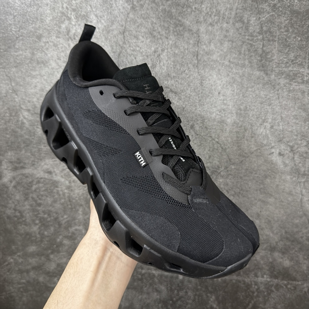 图片[3]-【公司级】On x KITH K-Tech 1 昂跑舒适贴合透气跑步鞋 黑色 四层组合大底 原数据开版 这款联名跑鞋采用透气网眼面料，轻盈贴合脚型，适合日常慢跑与城市通勤。设计简约百搭，兼具运动性能与潮流感，是追求舒适与风格的理想选择。 On昂跑x KITH K-Tech 1黑色跑步鞋，专为速度和日常训练打造。鞋面采用透气科技编织网布，搭配厚底设计，兼顾轻盈与支撑。搭载CloudTec缓震科技和Helion泡沫中底，提供舒适缓震脚感，外底饰有KITH标志性MONOgram纹路，抓地力与辨识度兼具。系带闭合系统确保贴合包裹，纯黑配色简约百搭，满足跑步性能与日常穿搭需求。 上脚轻盈透气，网布鞋面有效排湿散热，时间跑步脚部不闷汗。厚底设计配合中底科技，落地缓震明显，迈步回弹有力，适合中长距离训练。系带系统调节方便，包裹感适中不挤脚，日常穿着也能保持舒适。外底纹路抓地力稳定，湿滑路面表现尚可，整体兼顾性能与时尚，满足跑者对功能和颜值的双重需求。 尺码：36 37 38 39 40 41 42 43 44 45-选品中心