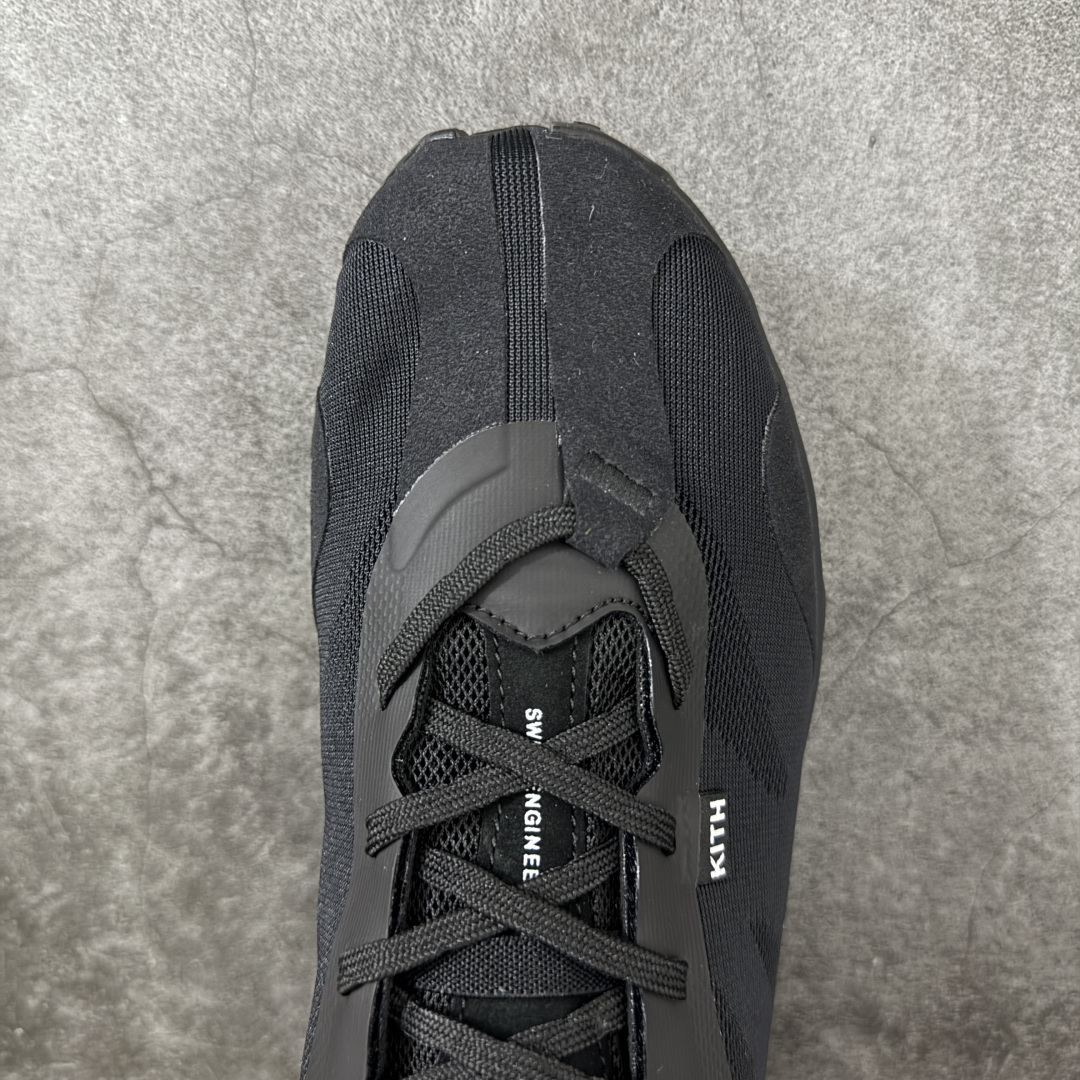 图片[5]-【公司级】On x KITH K-Tech 1 昂跑舒适贴合透气跑步鞋 黑色 四层组合大底 原数据开版 这款联名跑鞋采用透气网眼面料，轻盈贴合脚型，适合日常慢跑与城市通勤。设计简约百搭，兼具运动性能与潮流感，是追求舒适与风格的理想选择。 On昂跑x KITH K-Tech 1黑色跑步鞋，专为速度和日常训练打造。鞋面采用透气科技编织网布，搭配厚底设计，兼顾轻盈与支撑。搭载CloudTec缓震科技和Helion泡沫中底，提供舒适缓震脚感，外底饰有KITH标志性MONOgram纹路，抓地力与辨识度兼具。系带闭合系统确保贴合包裹，纯黑配色简约百搭，满足跑步性能与日常穿搭需求。 上脚轻盈透气，网布鞋面有效排湿散热，时间跑步脚部不闷汗。厚底设计配合中底科技，落地缓震明显，迈步回弹有力，适合中长距离训练。系带系统调节方便，包裹感适中不挤脚，日常穿着也能保持舒适。外底纹路抓地力稳定，湿滑路面表现尚可，整体兼顾性能与时尚，满足跑者对功能和颜值的双重需求。 尺码：36 37 38 39 40 41 42 43 44 45-选品中心