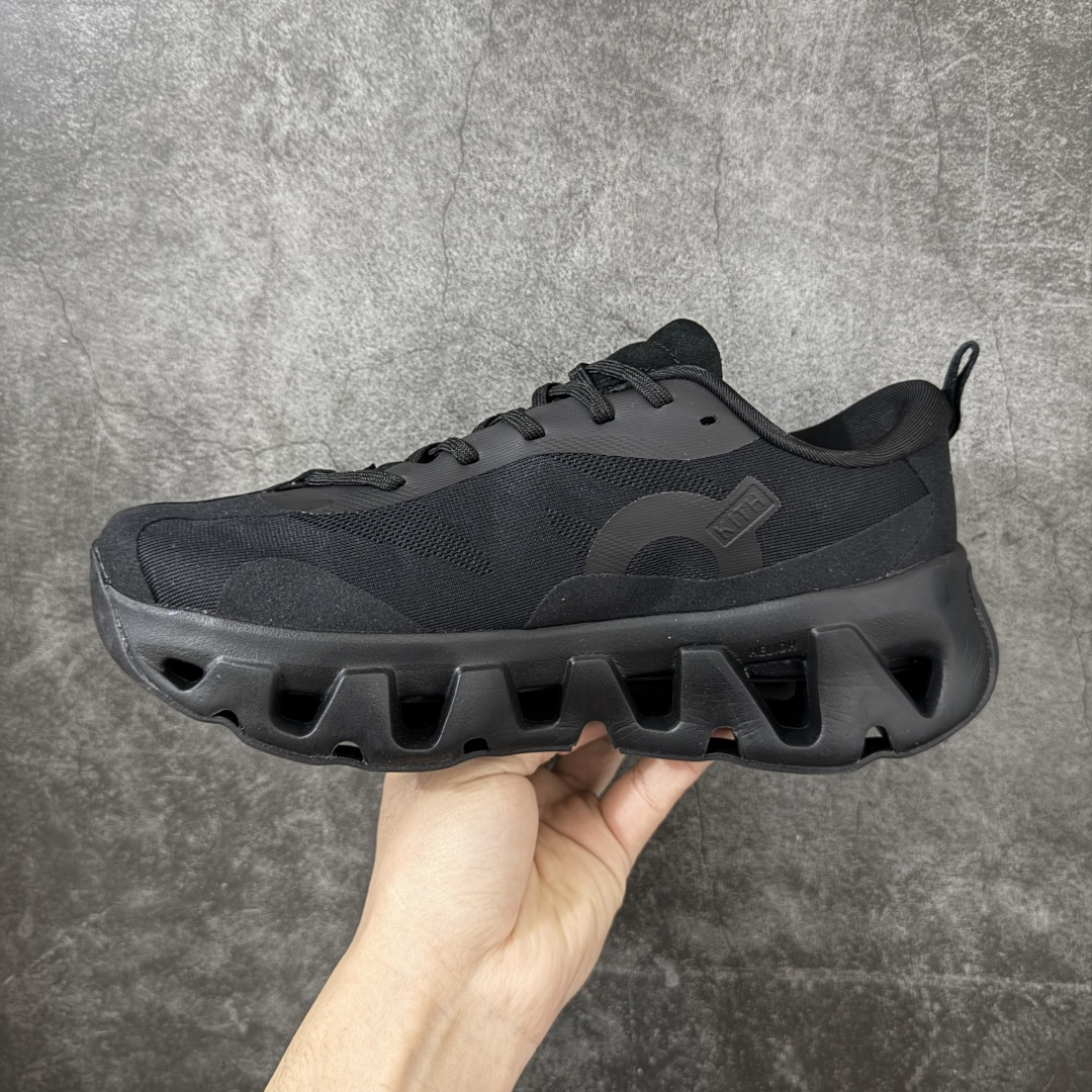 图片[2]-【公司级】On x KITH K-Tech 1 昂跑舒适贴合透气跑步鞋 黑色 四层组合大底 原数据开版 这款联名跑鞋采用透气网眼面料，轻盈贴合脚型，适合日常慢跑与城市通勤。设计简约百搭，兼具运动性能与潮流感，是追求舒适与风格的理想选择。 On昂跑x KITH K-Tech 1黑色跑步鞋，专为速度和日常训练打造。鞋面采用透气科技编织网布，搭配厚底设计，兼顾轻盈与支撑。搭载CloudTec缓震科技和Helion泡沫中底，提供舒适缓震脚感，外底饰有KITH标志性MONOgram纹路，抓地力与辨识度兼具。系带闭合系统确保贴合包裹，纯黑配色简约百搭，满足跑步性能与日常穿搭需求。 上脚轻盈透气，网布鞋面有效排湿散热，时间跑步脚部不闷汗。厚底设计配合中底科技，落地缓震明显，迈步回弹有力，适合中长距离训练。系带系统调节方便，包裹感适中不挤脚，日常穿着也能保持舒适。外底纹路抓地力稳定，湿滑路面表现尚可，整体兼顾性能与时尚，满足跑者对功能和颜值的双重需求。 尺码：36 37 38 39 40 41 42 43 44 45-选品中心