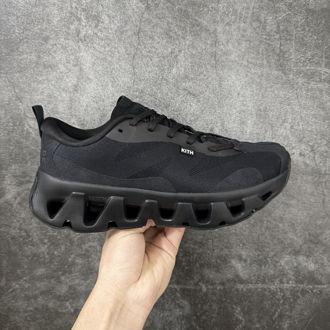 【公司级】On x KITH K-Tech 1 昂跑舒适贴合透气跑步鞋 黑色 四层组合大底 原数据开版 这款联名跑鞋采用透气网眼面料，轻盈贴合脚型，适合日常慢跑与城市通勤。设计简约百搭，兼具运动性能与潮流感，是追求舒适与风格的理想选择。 On昂跑x KITH K-Tech 1黑色跑步鞋，专为速度和日常训练打造。鞋面采用透气科技编织网布，搭配厚底设计，兼顾轻盈与支撑。搭载CloudTec缓震科技和Helion泡沫中底，提供舒适缓震脚感，外底饰有KITH标志性MONOgram纹路，抓地力与辨识度兼具。系带闭合系统确保贴合包裹，纯黑配色简约百搭，满足跑步性能与日常穿搭需求。 上脚轻盈透气，网布鞋面有效排湿散热，时间跑步脚部不闷汗。厚底设计配合中底科技，落地缓震明显，迈步回弹有力，适合中长距离训练。系带系统调节方便，包裹感适中不挤脚，日常穿着也能保持舒适。外底纹路抓地力稳定，湿滑路面表现尚可，整体兼顾性能与时尚，满足跑者对功能和颜值的双重需求。 尺码：36 37 38 39 40 41 42 43 44 45-选品中心