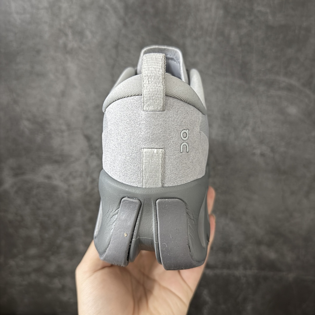 图片[4]-【公司级】On x KITH K-Tech 1 昂跑舒适贴合透气跑步鞋 黑色 四层组合大底 原数据开版 这款联名跑鞋采用透气网眼面料，轻盈贴合脚型，适合日常慢跑与城市通勤。设计简约百搭，兼具运动性能与潮流感，是追求舒适与风格的理想选择。 On昂跑x KITH K-Tech 1黑色跑步鞋，专为速度和日常训练打造。鞋面采用透气科技编织网布，搭配厚底设计，兼顾轻盈与支撑。搭载CloudTec缓震科技和Helion泡沫中底，提供舒适缓震脚感，外底饰有KITH标志性MONOgram纹路，抓地力与辨识度兼具。系带闭合系统确保贴合包裹，纯黑配色简约百搭，满足跑步性能与日常穿搭需求。 上脚轻盈透气，网布鞋面有效排湿散热，时间跑步脚部不闷汗。厚底设计配合中底科技，落地缓震明显，迈步回弹有力，适合中长距离训练。系带系统调节方便，包裹感适中不挤脚，日常穿着也能保持舒适。外底纹路抓地力稳定，湿滑路面表现尚可，整体兼顾性能与时尚，满足跑者对功能和颜值的双重需求。 尺码：36 37 38 39 40 41 42 43 44 45-选品中心