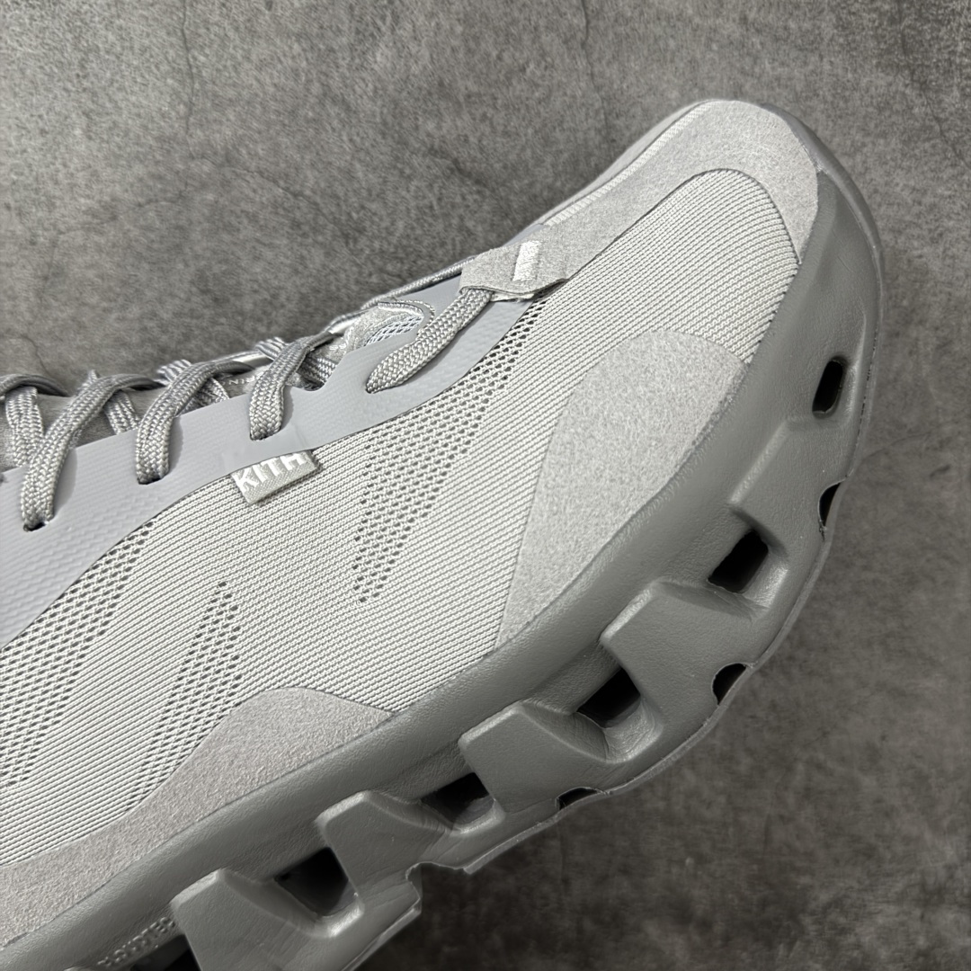 图片[6]-【公司级】On x KITH K-Tech 1 昂跑舒适贴合透气跑步鞋 黑色 四层组合大底 原数据开版 这款联名跑鞋采用透气网眼面料，轻盈贴合脚型，适合日常慢跑与城市通勤。设计简约百搭，兼具运动性能与潮流感，是追求舒适与风格的理想选择。 On昂跑x KITH K-Tech 1黑色跑步鞋，专为速度和日常训练打造。鞋面采用透气科技编织网布，搭配厚底设计，兼顾轻盈与支撑。搭载CloudTec缓震科技和Helion泡沫中底，提供舒适缓震脚感，外底饰有KITH标志性MONOgram纹路，抓地力与辨识度兼具。系带闭合系统确保贴合包裹，纯黑配色简约百搭，满足跑步性能与日常穿搭需求。 上脚轻盈透气，网布鞋面有效排湿散热，时间跑步脚部不闷汗。厚底设计配合中底科技，落地缓震明显，迈步回弹有力，适合中长距离训练。系带系统调节方便，包裹感适中不挤脚，日常穿着也能保持舒适。外底纹路抓地力稳定，湿滑路面表现尚可，整体兼顾性能与时尚，满足跑者对功能和颜值的双重需求。 尺码：36 37 38 39 40 41 42 43 44 45-选品中心