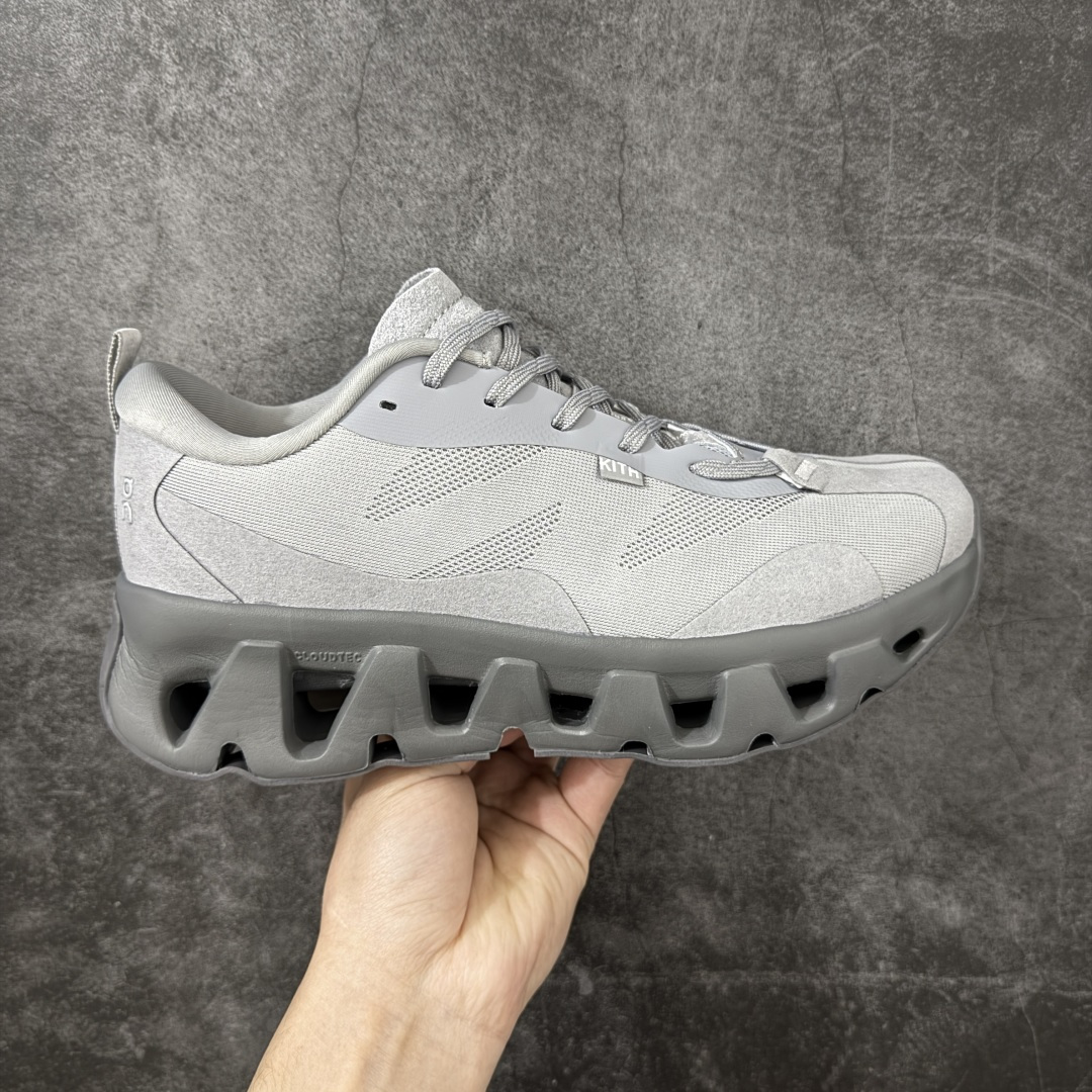 【公司级】On x KITH K-Tech 1 昂跑舒适贴合透气跑步鞋 黑色 四层组合大底 原数据开版 这款联名跑鞋采用透气网眼面料，轻盈贴合脚型，适合日常慢跑与城市通勤。设计简约百搭，兼具运动性能与潮流感，是追求舒适与风格的理想选择。 On昂跑x KITH K-Tech 1黑色跑步鞋，专为速度和日常训练打造。鞋面采用透气科技编织网布，搭配厚底设计，兼顾轻盈与支撑。搭载CloudTec缓震科技和Helion泡沫中底，提供舒适缓震脚感，外底饰有KITH标志性MONOgram纹路，抓地力与辨识度兼具。系带闭合系统确保贴合包裹，纯黑配色简约百搭，满足跑步性能与日常穿搭需求。 上脚轻盈透气，网布鞋面有效排湿散热，时间跑步脚部不闷汗。厚底设计配合中底科技，落地缓震明显，迈步回弹有力，适合中长距离训练。系带系统调节方便，包裹感适中不挤脚，日常穿着也能保持舒适。外底纹路抓地力稳定，湿滑路面表现尚可，整体兼顾性能与时尚，满足跑者对功能和颜值的双重需求。 尺码：36 37 38 39 40 41 42 43 44 45-选品中心