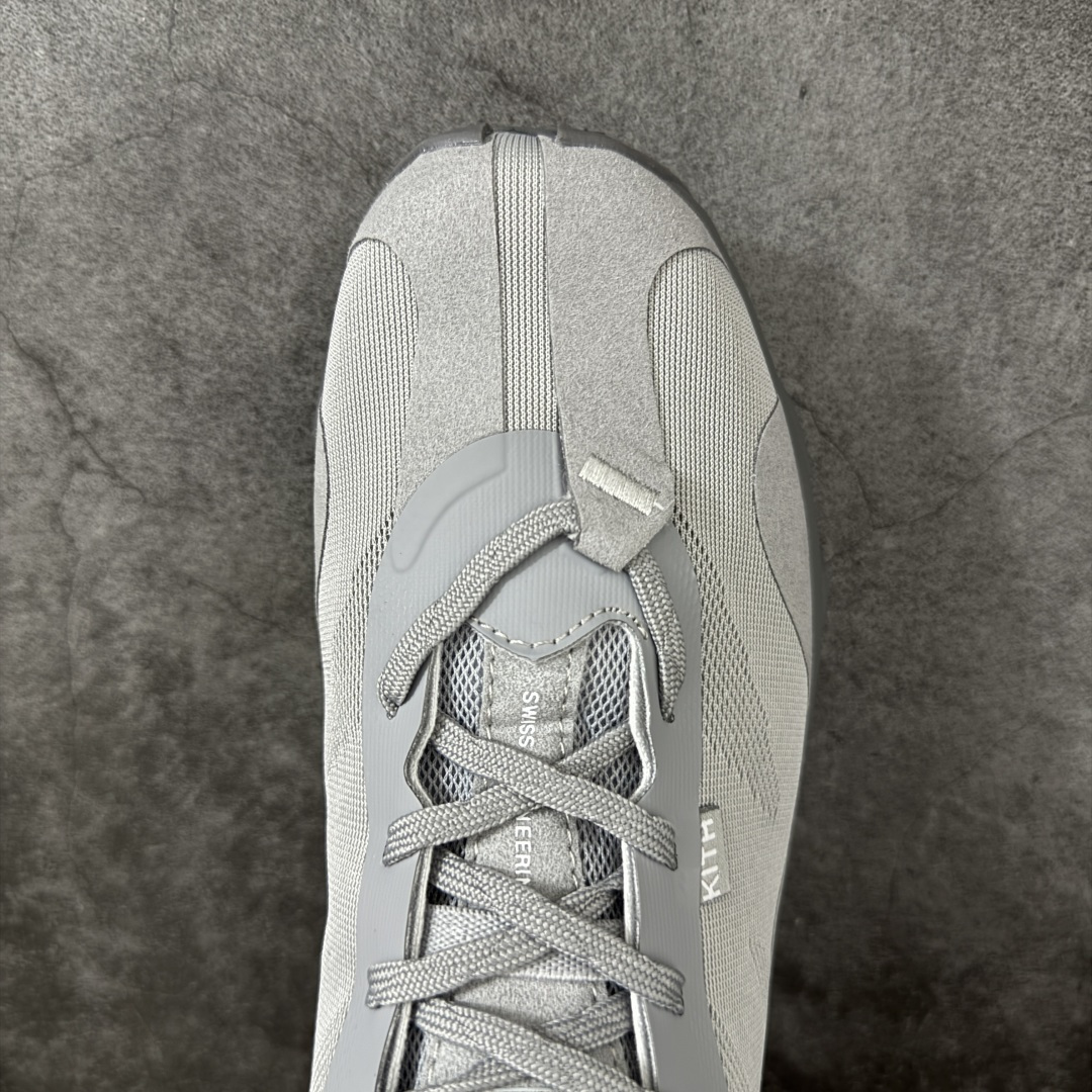 图片[5]-【公司级】On x KITH K-Tech 1 昂跑舒适贴合透气跑步鞋 黑色 四层组合大底 原数据开版 这款联名跑鞋采用透气网眼面料，轻盈贴合脚型，适合日常慢跑与城市通勤。设计简约百搭，兼具运动性能与潮流感，是追求舒适与风格的理想选择。 On昂跑x KITH K-Tech 1黑色跑步鞋，专为速度和日常训练打造。鞋面采用透气科技编织网布，搭配厚底设计，兼顾轻盈与支撑。搭载CloudTec缓震科技和Helion泡沫中底，提供舒适缓震脚感，外底饰有KITH标志性MONOgram纹路，抓地力与辨识度兼具。系带闭合系统确保贴合包裹，纯黑配色简约百搭，满足跑步性能与日常穿搭需求。 上脚轻盈透气，网布鞋面有效排湿散热，时间跑步脚部不闷汗。厚底设计配合中底科技，落地缓震明显，迈步回弹有力，适合中长距离训练。系带系统调节方便，包裹感适中不挤脚，日常穿着也能保持舒适。外底纹路抓地力稳定，湿滑路面表现尚可，整体兼顾性能与时尚，满足跑者对功能和颜值的双重需求。 尺码：36 37 38 39 40 41 42 43 44 45-选品中心