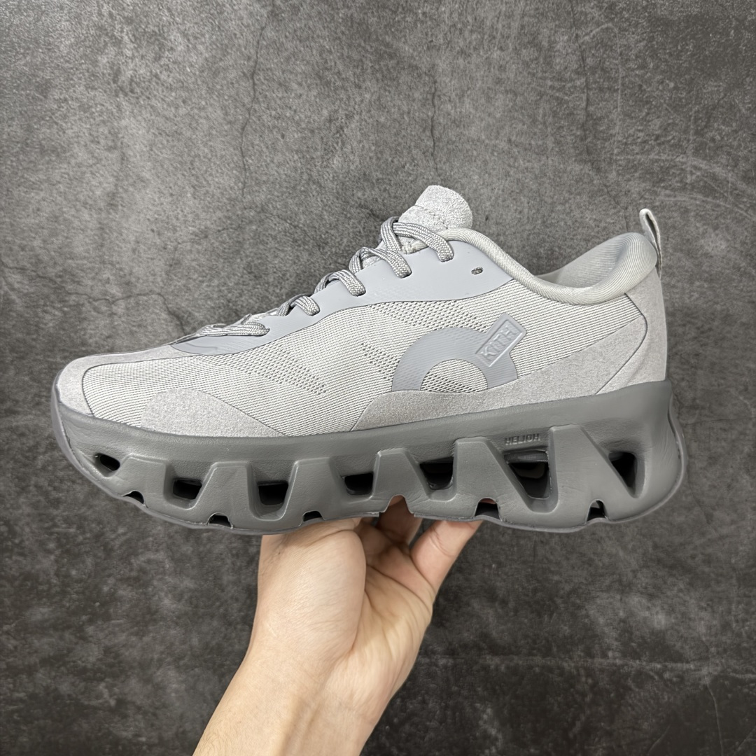 图片[2]-【公司级】On x KITH K-Tech 1 昂跑舒适贴合透气跑步鞋 黑色 四层组合大底 原数据开版 这款联名跑鞋采用透气网眼面料，轻盈贴合脚型，适合日常慢跑与城市通勤。设计简约百搭，兼具运动性能与潮流感，是追求舒适与风格的理想选择。 On昂跑x KITH K-Tech 1黑色跑步鞋，专为速度和日常训练打造。鞋面采用透气科技编织网布，搭配厚底设计，兼顾轻盈与支撑。搭载CloudTec缓震科技和Helion泡沫中底，提供舒适缓震脚感，外底饰有KITH标志性MONOgram纹路，抓地力与辨识度兼具。系带闭合系统确保贴合包裹，纯黑配色简约百搭，满足跑步性能与日常穿搭需求。 上脚轻盈透气，网布鞋面有效排湿散热，时间跑步脚部不闷汗。厚底设计配合中底科技，落地缓震明显，迈步回弹有力，适合中长距离训练。系带系统调节方便，包裹感适中不挤脚，日常穿着也能保持舒适。外底纹路抓地力稳定，湿滑路面表现尚可，整体兼顾性能与时尚，满足跑者对功能和颜值的双重需求。 尺码：36 37 38 39 40 41 42 43 44 45-选品中心