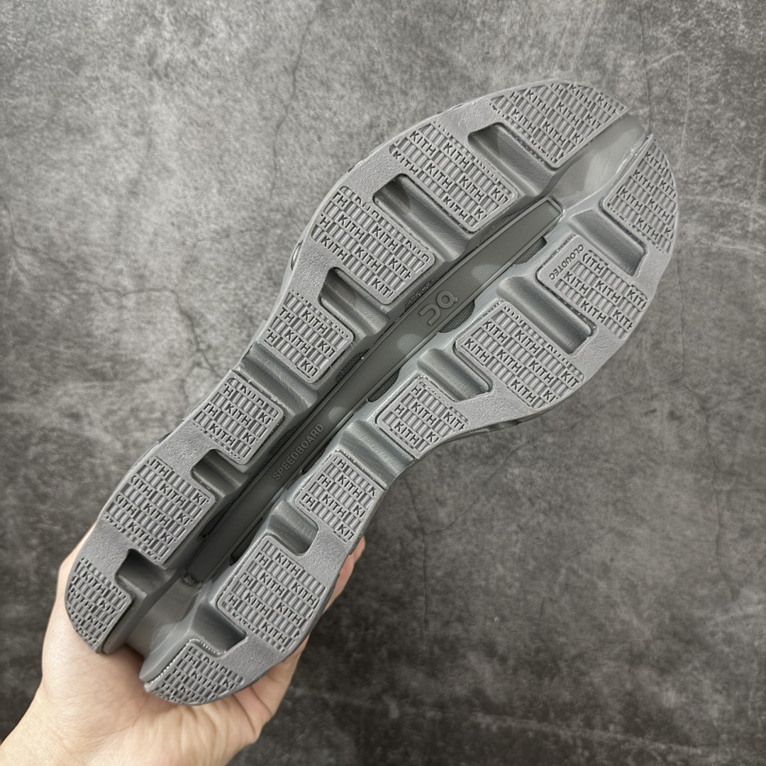 图片[9]-【公司级】On x KITH K-Tech 1 昂跑舒适贴合透气跑步鞋 黑色 四层组合大底 原数据开版 这款联名跑鞋采用透气网眼面料，轻盈贴合脚型，适合日常慢跑与城市通勤。设计简约百搭，兼具运动性能与潮流感，是追求舒适与风格的理想选择。 On昂跑x KITH K-Tech 1黑色跑步鞋，专为速度和日常训练打造。鞋面采用透气科技编织网布，搭配厚底设计，兼顾轻盈与支撑。搭载CloudTec缓震科技和Helion泡沫中底，提供舒适缓震脚感，外底饰有KITH标志性MONOgram纹路，抓地力与辨识度兼具。系带闭合系统确保贴合包裹，纯黑配色简约百搭，满足跑步性能与日常穿搭需求。 上脚轻盈透气，网布鞋面有效排湿散热，时间跑步脚部不闷汗。厚底设计配合中底科技，落地缓震明显，迈步回弹有力，适合中长距离训练。系带系统调节方便，包裹感适中不挤脚，日常穿着也能保持舒适。外底纹路抓地力稳定，湿滑路面表现尚可，整体兼顾性能与时尚，满足跑者对功能和颜值的双重需求。 尺码：36 37 38 39 40 41 42 43 44 45-选品中心