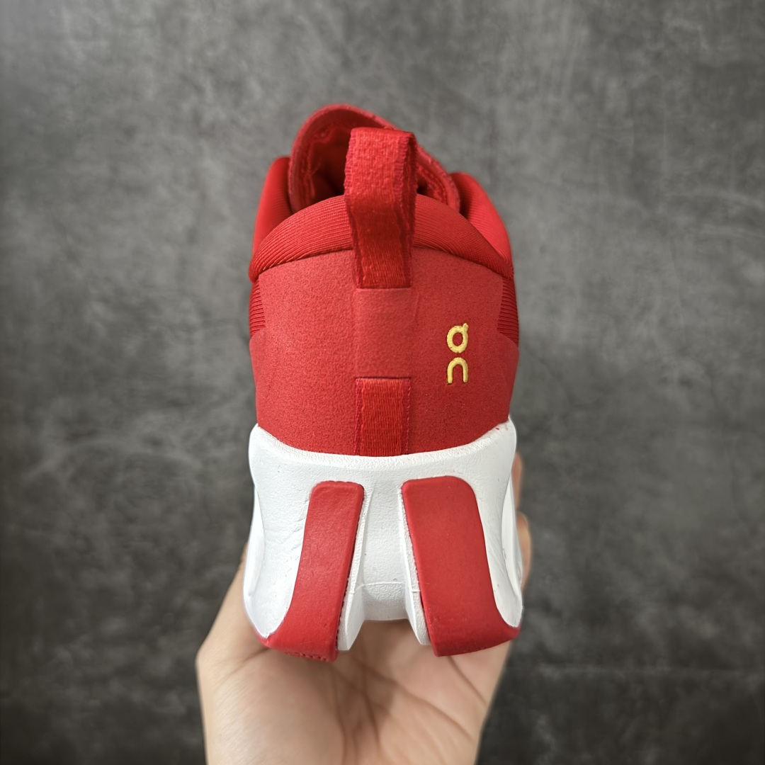 图片[4]-【公司级】On x KITH K-Tech 1 昂跑舒适贴合透气跑步鞋 黑色 四层组合大底 原数据开版 这款联名跑鞋采用透气网眼面料，轻盈贴合脚型，适合日常慢跑与城市通勤。设计简约百搭，兼具运动性能与潮流感，是追求舒适与风格的理想选择。 On昂跑x KITH K-Tech 1黑色跑步鞋，专为速度和日常训练打造。鞋面采用透气科技编织网布，搭配厚底设计，兼顾轻盈与支撑。搭载CloudTec缓震科技和Helion泡沫中底，提供舒适缓震脚感，外底饰有KITH标志性MONOgram纹路，抓地力与辨识度兼具。系带闭合系统确保贴合包裹，纯黑配色简约百搭，满足跑步性能与日常穿搭需求。 上脚轻盈透气，网布鞋面有效排湿散热，时间跑步脚部不闷汗。厚底设计配合中底科技，落地缓震明显，迈步回弹有力，适合中长距离训练。系带系统调节方便，包裹感适中不挤脚，日常穿着也能保持舒适。外底纹路抓地力稳定，湿滑路面表现尚可，整体兼顾性能与时尚，满足跑者对功能和颜值的双重需求。 尺码：36 37 38 39 40 41 42 43 44 45-选品中心