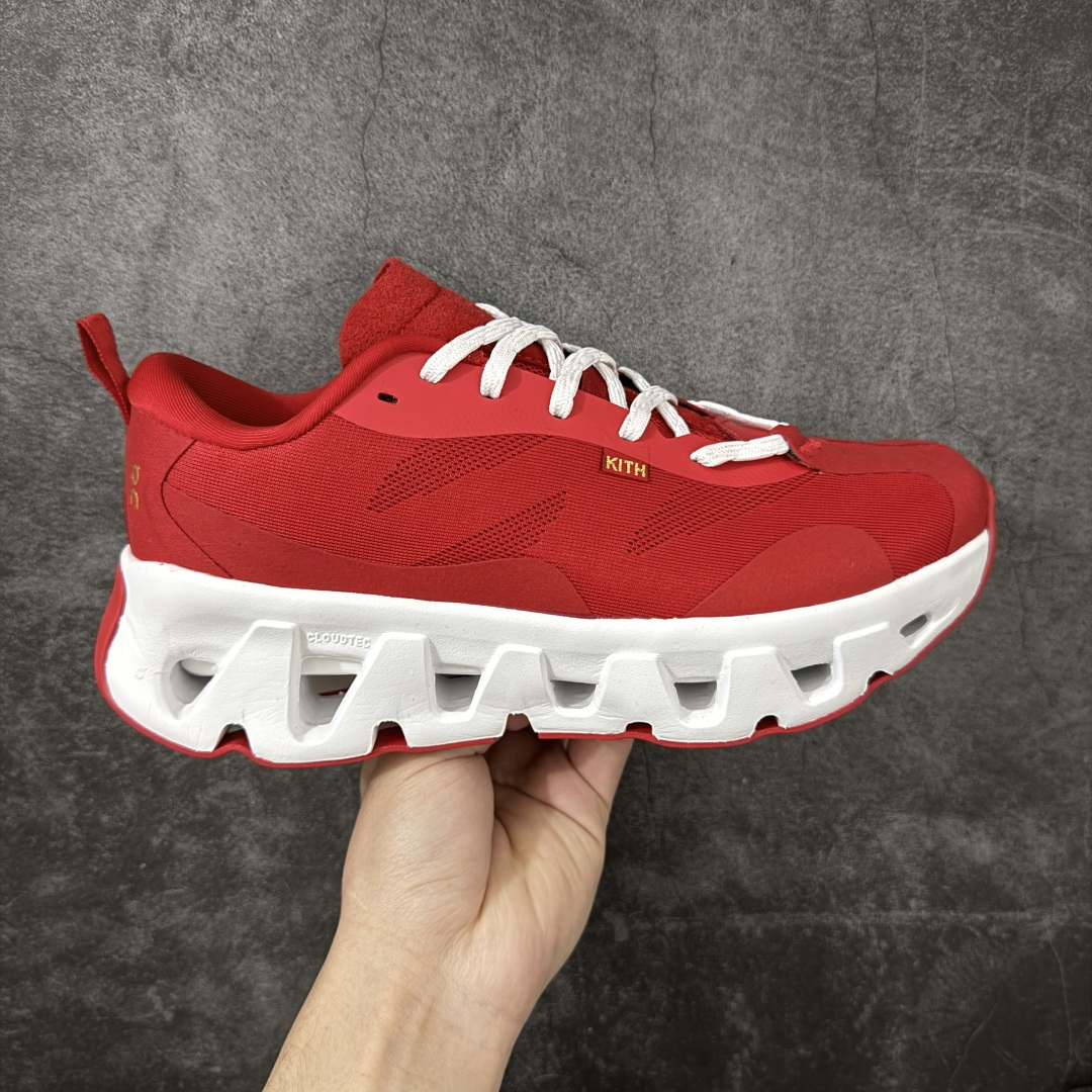 【公司级】On x KITH K-Tech 1 昂跑舒适贴合透气跑步鞋 黑色 四层组合大底 原数据开版 这款联名跑鞋采用透气网眼面料，轻盈贴合脚型，适合日常慢跑与城市通勤。设计简约百搭，兼具运动性能与潮流感，是追求舒适与风格的理想选择。 On昂跑x KITH K-Tech 1黑色跑步鞋，专为速度和日常训练打造。鞋面采用透气科技编织网布，搭配厚底设计，兼顾轻盈与支撑。搭载CloudTec缓震科技和Helion泡沫中底，提供舒适缓震脚感，外底饰有KITH标志性MONOgram纹路，抓地力与辨识度兼具。系带闭合系统确保贴合包裹，纯黑配色简约百搭，满足跑步性能与日常穿搭需求。 上脚轻盈透气，网布鞋面有效排湿散热，时间跑步脚部不闷汗。厚底设计配合中底科技，落地缓震明显，迈步回弹有力，适合中长距离训练。系带系统调节方便，包裹感适中不挤脚，日常穿着也能保持舒适。外底纹路抓地力稳定，湿滑路面表现尚可，整体兼顾性能与时尚，满足跑者对功能和颜值的双重需求。 尺码：36 37 38 39 40 41 42 43 44 45-选品中心