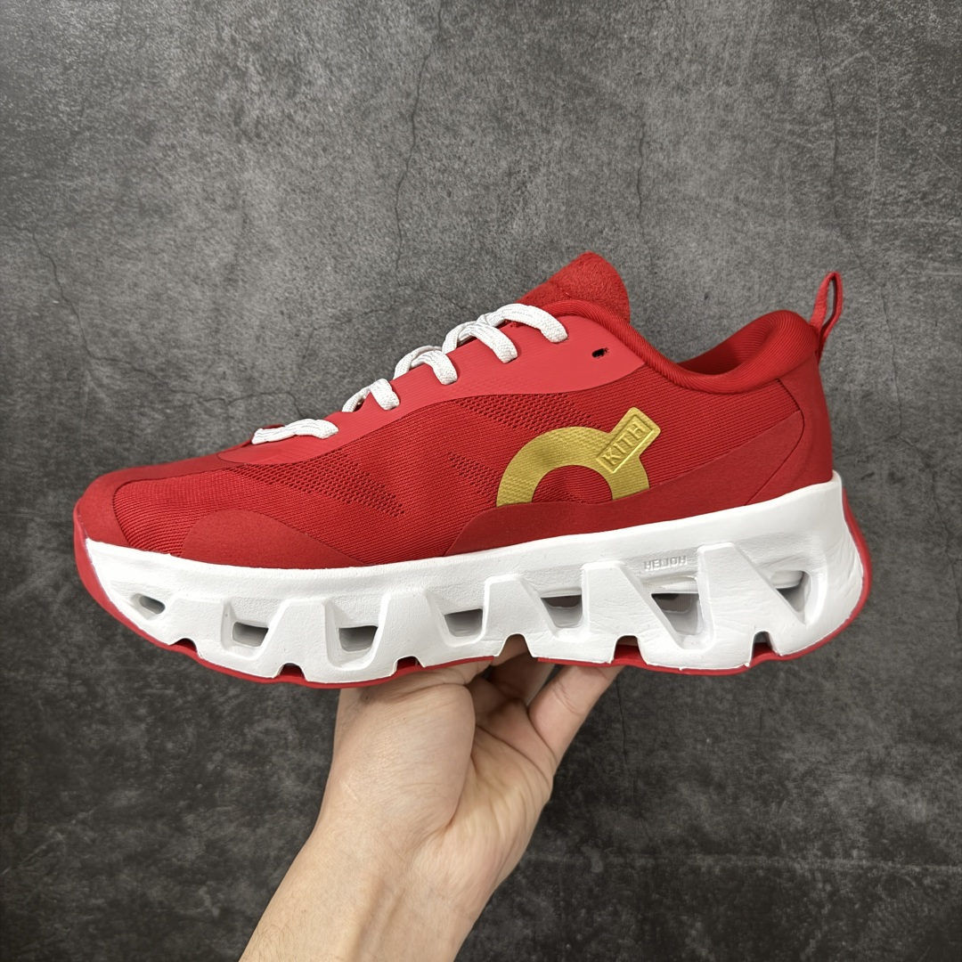 图片[2]-【公司级】On x KITH K-Tech 1 昂跑舒适贴合透气跑步鞋 黑色 四层组合大底 原数据开版 这款联名跑鞋采用透气网眼面料，轻盈贴合脚型，适合日常慢跑与城市通勤。设计简约百搭，兼具运动性能与潮流感，是追求舒适与风格的理想选择。 On昂跑x KITH K-Tech 1黑色跑步鞋，专为速度和日常训练打造。鞋面采用透气科技编织网布，搭配厚底设计，兼顾轻盈与支撑。搭载CloudTec缓震科技和Helion泡沫中底，提供舒适缓震脚感，外底饰有KITH标志性MONOgram纹路，抓地力与辨识度兼具。系带闭合系统确保贴合包裹，纯黑配色简约百搭，满足跑步性能与日常穿搭需求。 上脚轻盈透气，网布鞋面有效排湿散热，时间跑步脚部不闷汗。厚底设计配合中底科技，落地缓震明显，迈步回弹有力，适合中长距离训练。系带系统调节方便，包裹感适中不挤脚，日常穿着也能保持舒适。外底纹路抓地力稳定，湿滑路面表现尚可，整体兼顾性能与时尚，满足跑者对功能和颜值的双重需求。 尺码：36 37 38 39 40 41 42 43 44 45-选品中心