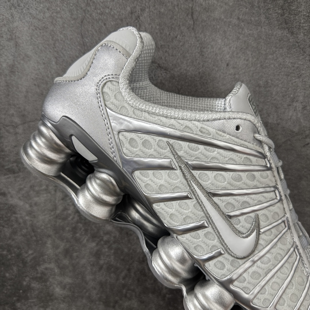 图片[7]-【Max纯原版】原版开发 Nike Shox TL系列 灰银色 AR3566-003 NK Shox TL系列 复古舒适百搭防滑耐磨低邦柱形气垫休闲跑步鞋 鞋面采用了轻质化的材料打造，搭载鞋带系带系统以及鞋舌部分的特殊控制模块，科技感十足；采用透气纺织品和网眼鞋面与标志性的Nike Shox技术，同时提供更轻盈的感觉和大胆的外观；鞋身大面积采用织物与皮革材质拼接设计，搭配Dri-FITz透气网面，透气性拉满不闷脚。中底前掌搭载Air Max科技，后掌配置Shoxy缓震气柱，前掌气垫提供灵敏回弹，中底的气柱设计也很加分，外观上科技感十足；设计彰显个性，复古造型适配多种穿搭风格。 尺码：39 40 40.5 41 42 42.5 43 44 44.5 45 45.5 46 46.5 47.5-选品中心