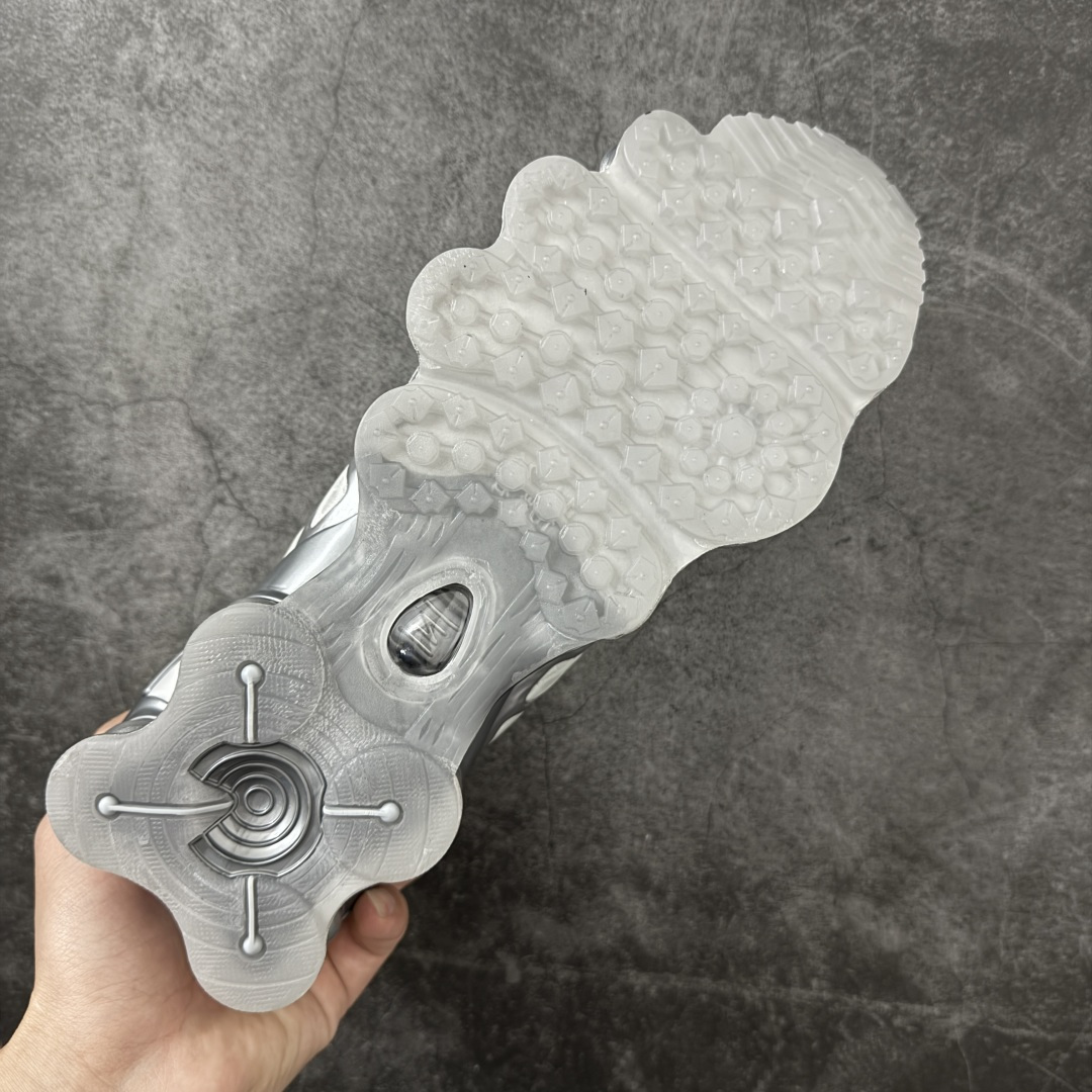 图片[9]-【Max纯原版】原版开发 Nike Shox TL系列 灰银色 AR3566-003 NK Shox TL系列 复古舒适百搭防滑耐磨低邦柱形气垫休闲跑步鞋 鞋面采用了轻质化的材料打造，搭载鞋带系带系统以及鞋舌部分的特殊控制模块，科技感十足；采用透气纺织品和网眼鞋面与标志性的Nike Shox技术，同时提供更轻盈的感觉和大胆的外观；鞋身大面积采用织物与皮革材质拼接设计，搭配Dri-FITz透气网面，透气性拉满不闷脚。中底前掌搭载Air Max科技，后掌配置Shoxy缓震气柱，前掌气垫提供灵敏回弹，中底的气柱设计也很加分，外观上科技感十足；设计彰显个性，复古造型适配多种穿搭风格。 尺码：39 40 40.5 41 42 42.5 43 44 44.5 45 45.5 46 46.5 47.5-选品中心