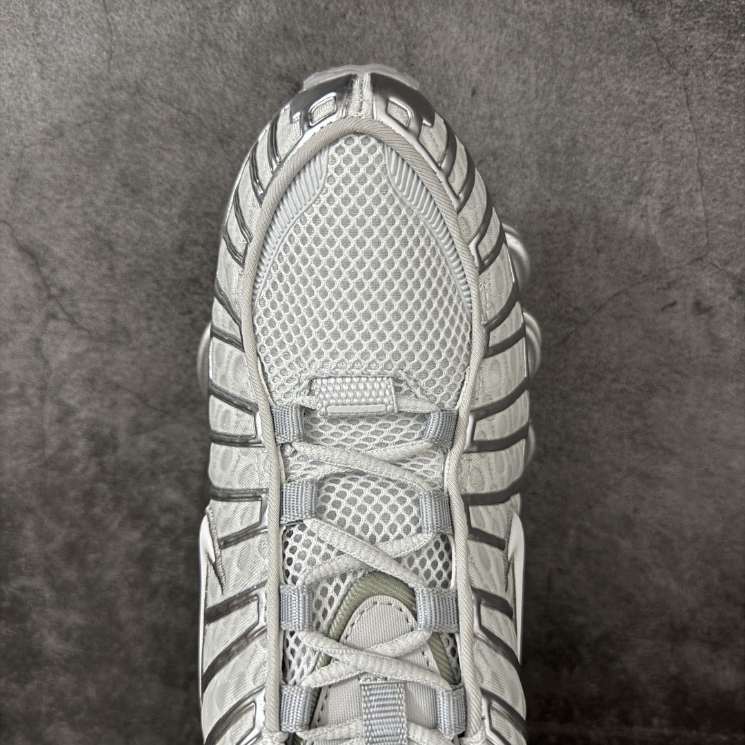 图片[5]-【Max纯原版】原版开发 Nike Shox TL系列 灰银色 AR3566-003 NK Shox TL系列 复古舒适百搭防滑耐磨低邦柱形气垫休闲跑步鞋 鞋面采用了轻质化的材料打造，搭载鞋带系带系统以及鞋舌部分的特殊控制模块，科技感十足；采用透气纺织品和网眼鞋面与标志性的Nike Shox技术，同时提供更轻盈的感觉和大胆的外观；鞋身大面积采用织物与皮革材质拼接设计，搭配Dri-FITz透气网面，透气性拉满不闷脚。中底前掌搭载Air Max科技，后掌配置Shoxy缓震气柱，前掌气垫提供灵敏回弹，中底的气柱设计也很加分，外观上科技感十足；设计彰显个性，复古造型适配多种穿搭风格。 尺码：39 40 40.5 41 42 42.5 43 44 44.5 45 45.5 46 46.5 47.5-选品中心