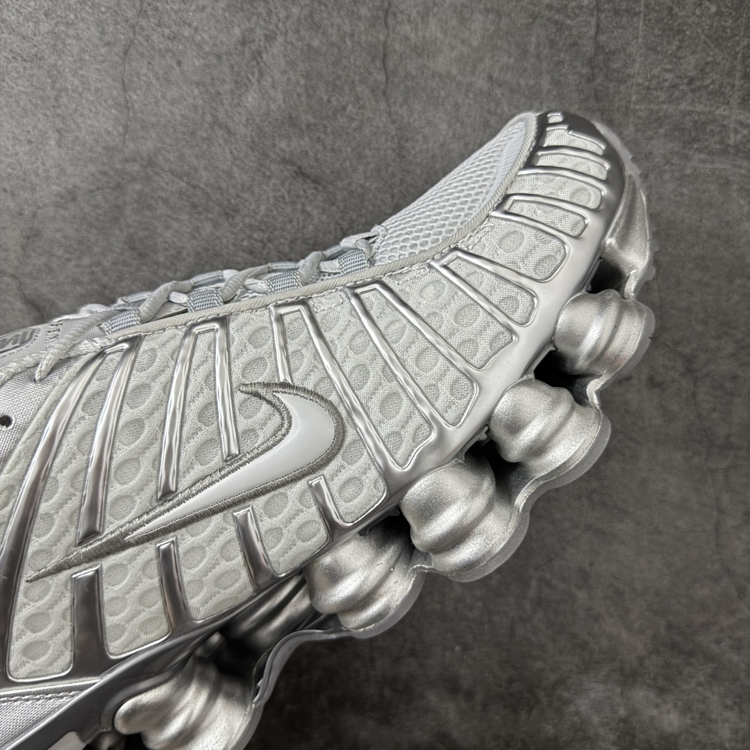 图片[6]-【Max纯原版】原版开发 Nike Shox TL系列 灰银色 AR3566-003 NK Shox TL系列 复古舒适百搭防滑耐磨低邦柱形气垫休闲跑步鞋 鞋面采用了轻质化的材料打造，搭载鞋带系带系统以及鞋舌部分的特殊控制模块，科技感十足；采用透气纺织品和网眼鞋面与标志性的Nike Shox技术，同时提供更轻盈的感觉和大胆的外观；鞋身大面积采用织物与皮革材质拼接设计，搭配Dri-FITz透气网面，透气性拉满不闷脚。中底前掌搭载Air Max科技，后掌配置Shoxy缓震气柱，前掌气垫提供灵敏回弹，中底的气柱设计也很加分，外观上科技感十足；设计彰显个性，复古造型适配多种穿搭风格。 尺码：39 40 40.5 41 42 42.5 43 44 44.5 45 45.5 46 46.5 47.5-选品中心
