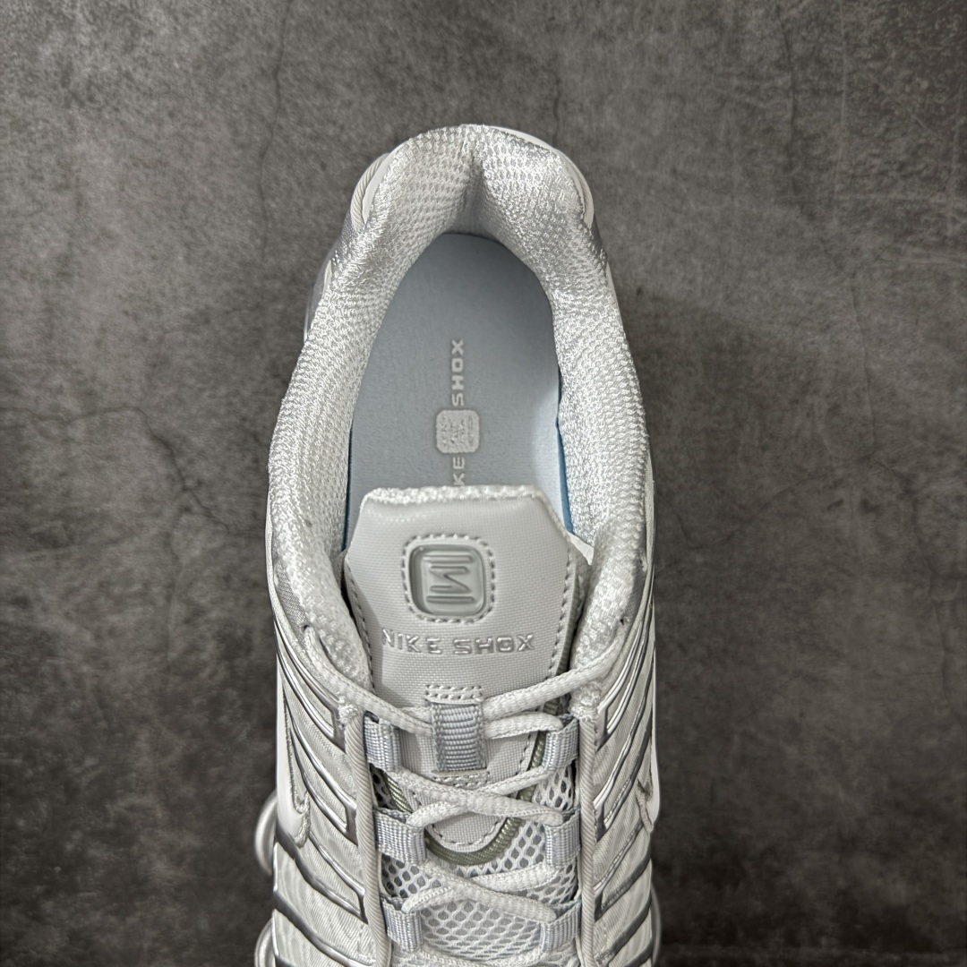 图片[8]-【Max纯原版】原版开发 Nike Shox TL系列 灰银色 AR3566-003 NK Shox TL系列 复古舒适百搭防滑耐磨低邦柱形气垫休闲跑步鞋 鞋面采用了轻质化的材料打造，搭载鞋带系带系统以及鞋舌部分的特殊控制模块，科技感十足；采用透气纺织品和网眼鞋面与标志性的Nike Shox技术，同时提供更轻盈的感觉和大胆的外观；鞋身大面积采用织物与皮革材质拼接设计，搭配Dri-FITz透气网面，透气性拉满不闷脚。中底前掌搭载Air Max科技，后掌配置Shoxy缓震气柱，前掌气垫提供灵敏回弹，中底的气柱设计也很加分，外观上科技感十足；设计彰显个性，复古造型适配多种穿搭风格。 尺码：39 40 40.5 41 42 42.5 43 44 44.5 45 45.5 46 46.5 47.5-选品中心