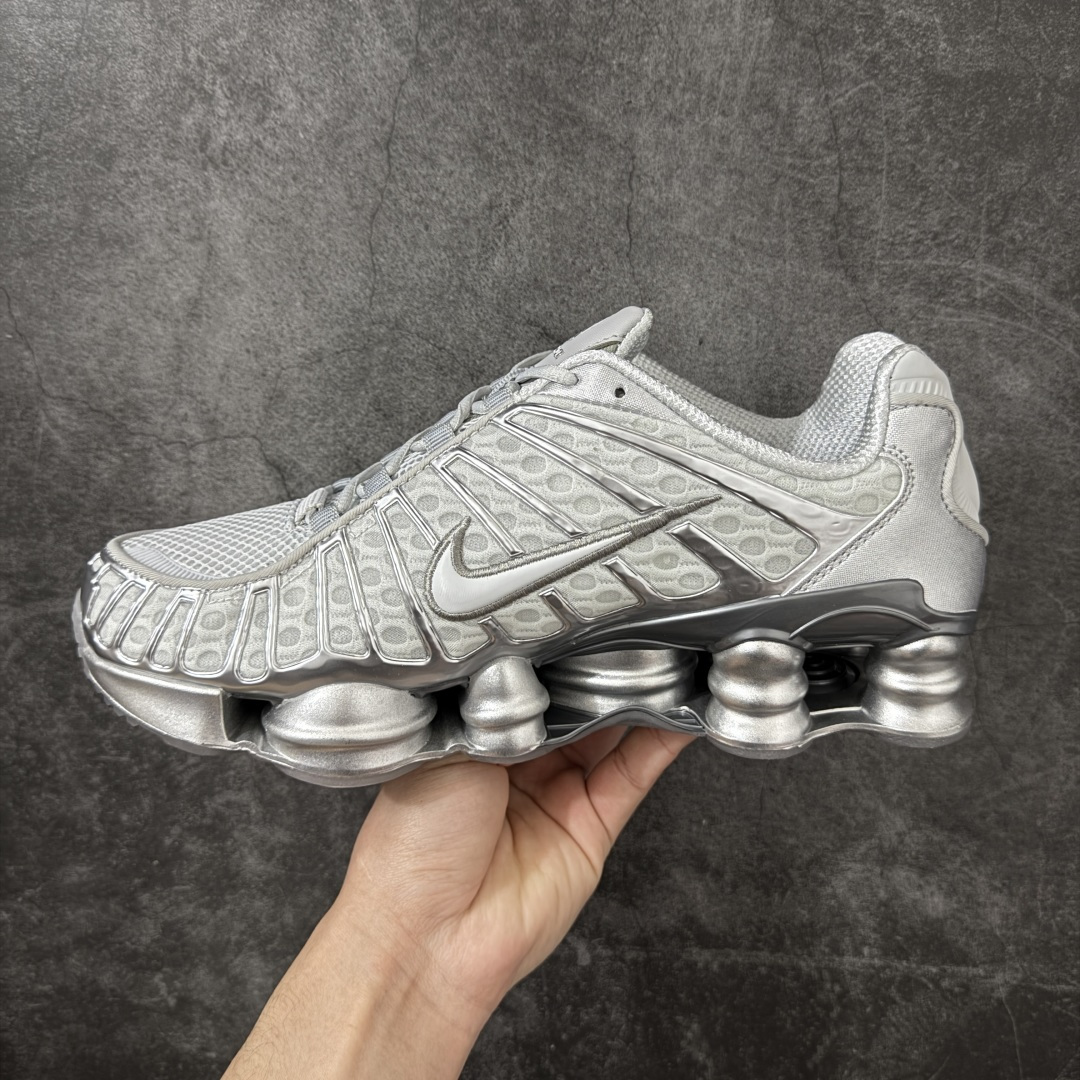 图片[2]-【Max纯原版】原版开发 Nike Shox TL系列 灰银色 AR3566-003 NK Shox TL系列 复古舒适百搭防滑耐磨低邦柱形气垫休闲跑步鞋 鞋面采用了轻质化的材料打造，搭载鞋带系带系统以及鞋舌部分的特殊控制模块，科技感十足；采用透气纺织品和网眼鞋面与标志性的Nike Shox技术，同时提供更轻盈的感觉和大胆的外观；鞋身大面积采用织物与皮革材质拼接设计，搭配Dri-FITz透气网面，透气性拉满不闷脚。中底前掌搭载Air Max科技，后掌配置Shoxy缓震气柱，前掌气垫提供灵敏回弹，中底的气柱设计也很加分，外观上科技感十足；设计彰显个性，复古造型适配多种穿搭风格。 尺码：39 40 40.5 41 42 42.5 43 44 44.5 45 45.5 46 46.5 47.5-选品中心