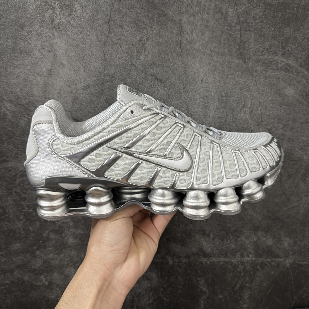 【Max纯原版】原版开发 Nike Shox TL系列 灰银色 AR3566-003 NK Shox TL系列 复古舒适百搭防滑耐磨低邦柱形气垫休闲跑步鞋 鞋面采用了轻质化的材料打造，搭载鞋带系带系统以及鞋舌部分的特殊控制模块，科技感十足；采用透气纺织品和网眼鞋面与标志性的Nike Shox技术，同时提供更轻盈的感觉和大胆的外观；鞋身大面积采用织物与皮革材质拼接设计，搭配Dri-FITz透气网面，透气性拉满不闷脚。中底前掌搭载Air Max科技，后掌配置Shoxy缓震气柱，前掌气垫提供灵敏回弹，中底的气柱设计也很加分，外观上科技感十足；设计彰显个性，复古造型适配多种穿搭风格。 尺码：39 40 40.5 41 42 42.5 43 44 44.5 45 45.5 46 46.5 47.5-选品中心