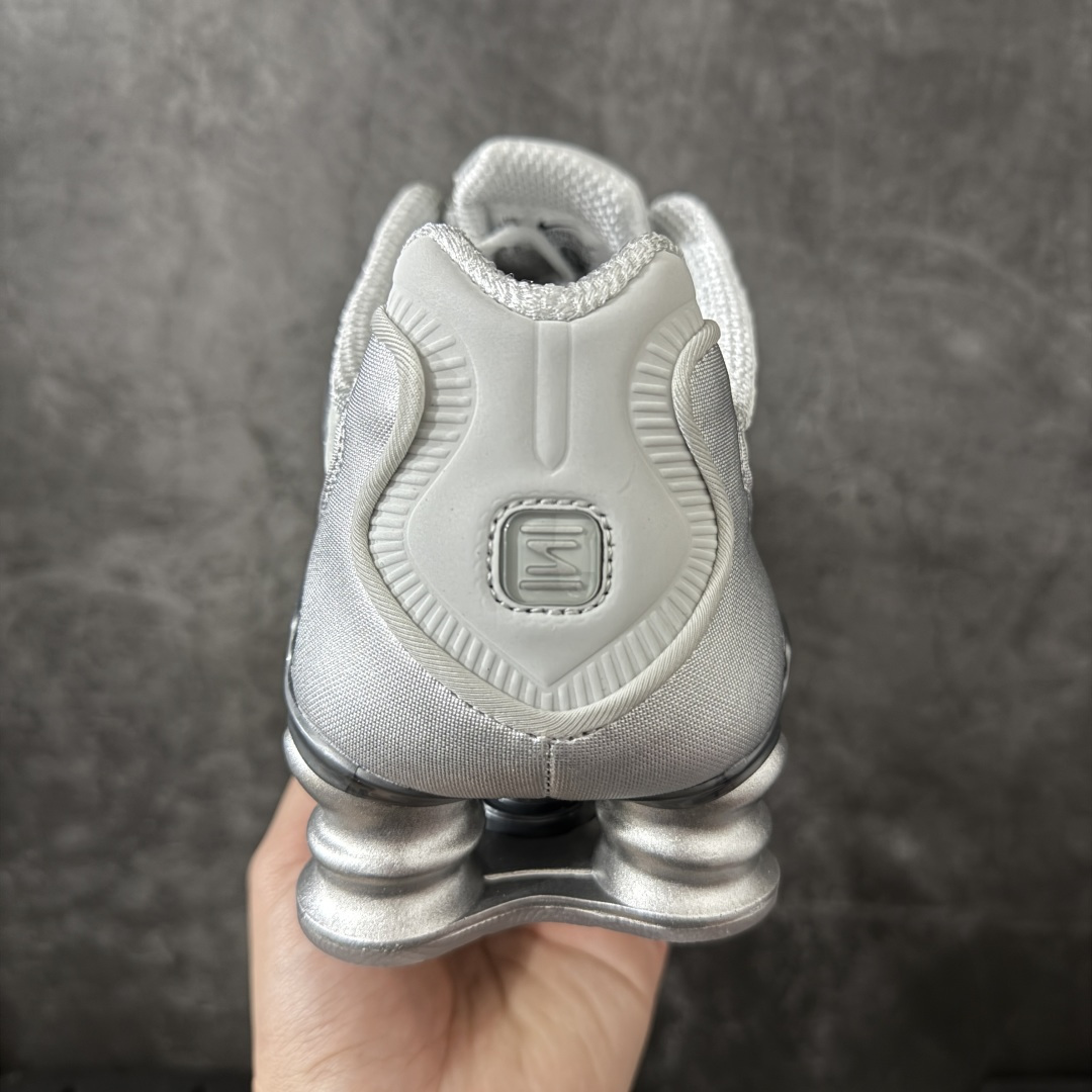图片[4]-【Max纯原版】原版开发 Nike Shox TL系列 灰银色 AR3566-003 NK Shox TL系列 复古舒适百搭防滑耐磨低邦柱形气垫休闲跑步鞋 鞋面采用了轻质化的材料打造，搭载鞋带系带系统以及鞋舌部分的特殊控制模块，科技感十足；采用透气纺织品和网眼鞋面与标志性的Nike Shox技术，同时提供更轻盈的感觉和大胆的外观；鞋身大面积采用织物与皮革材质拼接设计，搭配Dri-FITz透气网面，透气性拉满不闷脚。中底前掌搭载Air Max科技，后掌配置Shoxy缓震气柱，前掌气垫提供灵敏回弹，中底的气柱设计也很加分，外观上科技感十足；设计彰显个性，复古造型适配多种穿搭风格。 尺码：39 40 40.5 41 42 42.5 43 44 44.5 45 45.5 46 46.5 47.5-选品中心