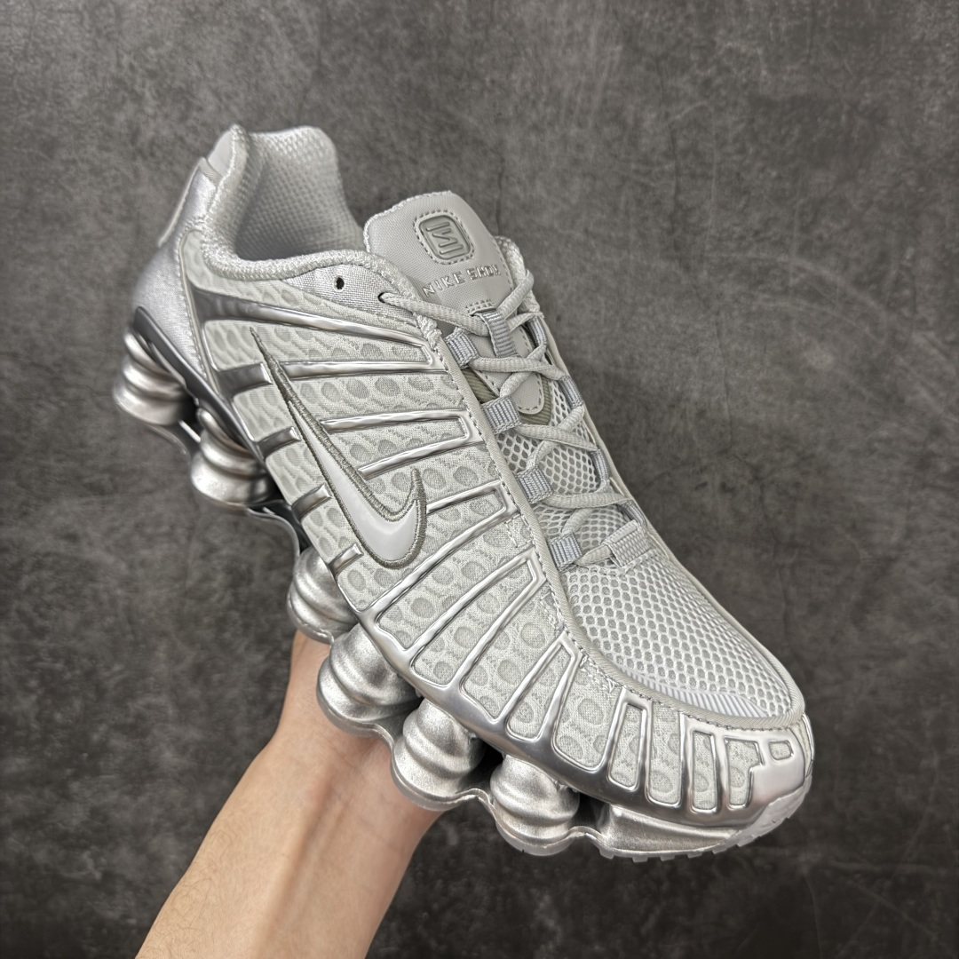 图片[3]-【Max纯原版】原版开发 Nike Shox TL系列 灰银色 AR3566-003 NK Shox TL系列 复古舒适百搭防滑耐磨低邦柱形气垫休闲跑步鞋 鞋面采用了轻质化的材料打造，搭载鞋带系带系统以及鞋舌部分的特殊控制模块，科技感十足；采用透气纺织品和网眼鞋面与标志性的Nike Shox技术，同时提供更轻盈的感觉和大胆的外观；鞋身大面积采用织物与皮革材质拼接设计，搭配Dri-FITz透气网面，透气性拉满不闷脚。中底前掌搭载Air Max科技，后掌配置Shoxy缓震气柱，前掌气垫提供灵敏回弹，中底的气柱设计也很加分，外观上科技感十足；设计彰显个性，复古造型适配多种穿搭风格。 尺码：39 40 40.5 41 42 42.5 43 44 44.5 45 45.5 46 46.5 47.5-选品中心
