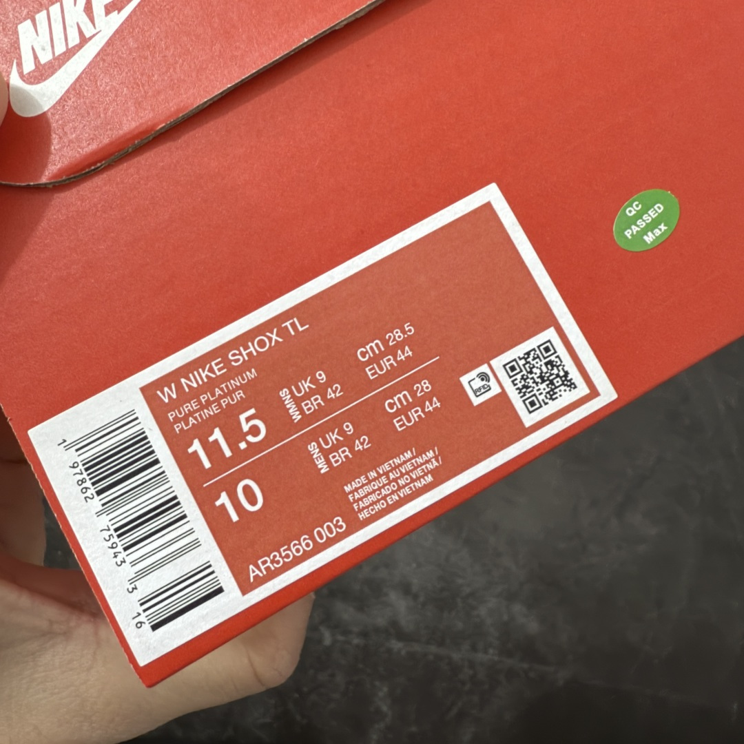 图片[10]-【Max纯原版】原版开发 Nike Shox TL系列 灰银色 AR3566-003 NK Shox TL系列 复古舒适百搭防滑耐磨低邦柱形气垫休闲跑步鞋 鞋面采用了轻质化的材料打造，搭载鞋带系带系统以及鞋舌部分的特殊控制模块，科技感十足；采用透气纺织品和网眼鞋面与标志性的Nike Shox技术，同时提供更轻盈的感觉和大胆的外观；鞋身大面积采用织物与皮革材质拼接设计，搭配Dri-FITz透气网面，透气性拉满不闷脚。中底前掌搭载Air Max科技，后掌配置Shoxy缓震气柱，前掌气垫提供灵敏回弹，中底的气柱设计也很加分，外观上科技感十足；设计彰显个性，复古造型适配多种穿搭风格。 尺码：39 40 40.5 41 42 42.5 43 44 44.5 45 45.5 46 46.5 47.5-选品中心