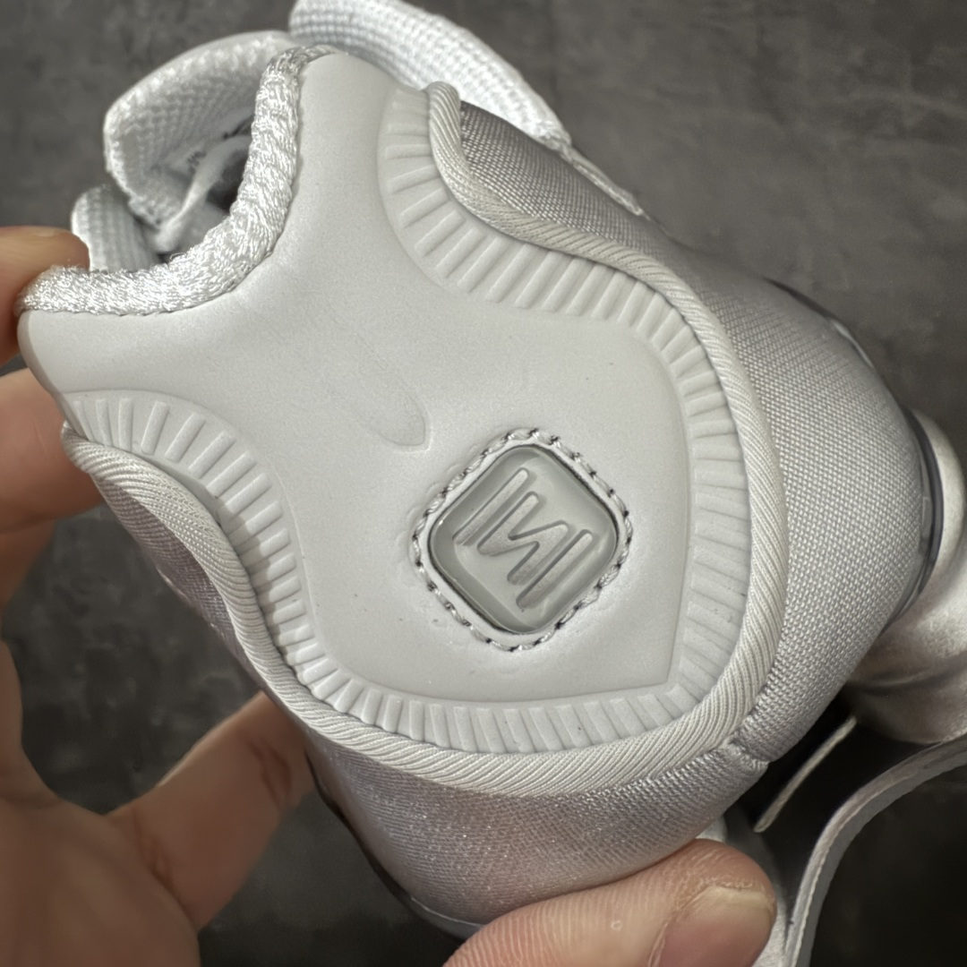 图片[2]-【Max纯原版】原版开发 Nike Shox TL系列 灰银色 AR3566-003 NK Shox TL系列 复古舒适百搭防滑耐磨低邦柱形气垫休闲跑步鞋 鞋面采用了轻质化的材料打造，搭载鞋带系带系统以及鞋舌部分的特殊控制模块，科技感十足；采用透气纺织品和网眼鞋面与标志性的Nike Shox技术，同时提供更轻盈的感觉和大胆的外观；鞋身大面积采用织物与皮革材质拼接设计，搭配Dri-FITz透气网面，透气性拉满不闷脚。中底前掌搭载Air Max科技，后掌配置Shoxy缓震气柱，前掌气垫提供灵敏回弹，中底的气柱设计也很加分，外观上科技感十足；设计彰显个性，复古造型适配多种穿搭风格。 尺码：39 40 40.5 41 42 42.5 43 44 44.5 45 45.5 46 46.5 47.5-选品中心