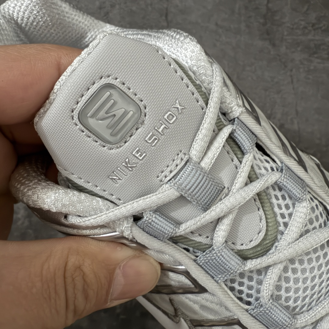 图片[6]-【Max纯原版】原版开发 Nike Shox TL系列 灰银色 AR3566-003 NK Shox TL系列 复古舒适百搭防滑耐磨低邦柱形气垫休闲跑步鞋 鞋面采用了轻质化的材料打造，搭载鞋带系带系统以及鞋舌部分的特殊控制模块，科技感十足；采用透气纺织品和网眼鞋面与标志性的Nike Shox技术，同时提供更轻盈的感觉和大胆的外观；鞋身大面积采用织物与皮革材质拼接设计，搭配Dri-FITz透气网面，透气性拉满不闷脚。中底前掌搭载Air Max科技，后掌配置Shoxy缓震气柱，前掌气垫提供灵敏回弹，中底的气柱设计也很加分，外观上科技感十足；设计彰显个性，复古造型适配多种穿搭风格。 尺码：39 40 40.5 41 42 42.5 43 44 44.5 45 45.5 46 46.5 47.5-选品中心