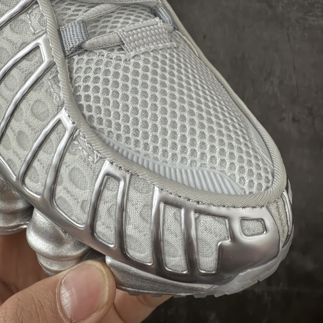 图片[5]-【Max纯原版】原版开发 Nike Shox TL系列 灰银色 AR3566-003 NK Shox TL系列 复古舒适百搭防滑耐磨低邦柱形气垫休闲跑步鞋 鞋面采用了轻质化的材料打造，搭载鞋带系带系统以及鞋舌部分的特殊控制模块，科技感十足；采用透气纺织品和网眼鞋面与标志性的Nike Shox技术，同时提供更轻盈的感觉和大胆的外观；鞋身大面积采用织物与皮革材质拼接设计，搭配Dri-FITz透气网面，透气性拉满不闷脚。中底前掌搭载Air Max科技，后掌配置Shoxy缓震气柱，前掌气垫提供灵敏回弹，中底的气柱设计也很加分，外观上科技感十足；设计彰显个性，复古造型适配多种穿搭风格。 尺码：39 40 40.5 41 42 42.5 43 44 44.5 45 45.5 46 46.5 47.5-选品中心