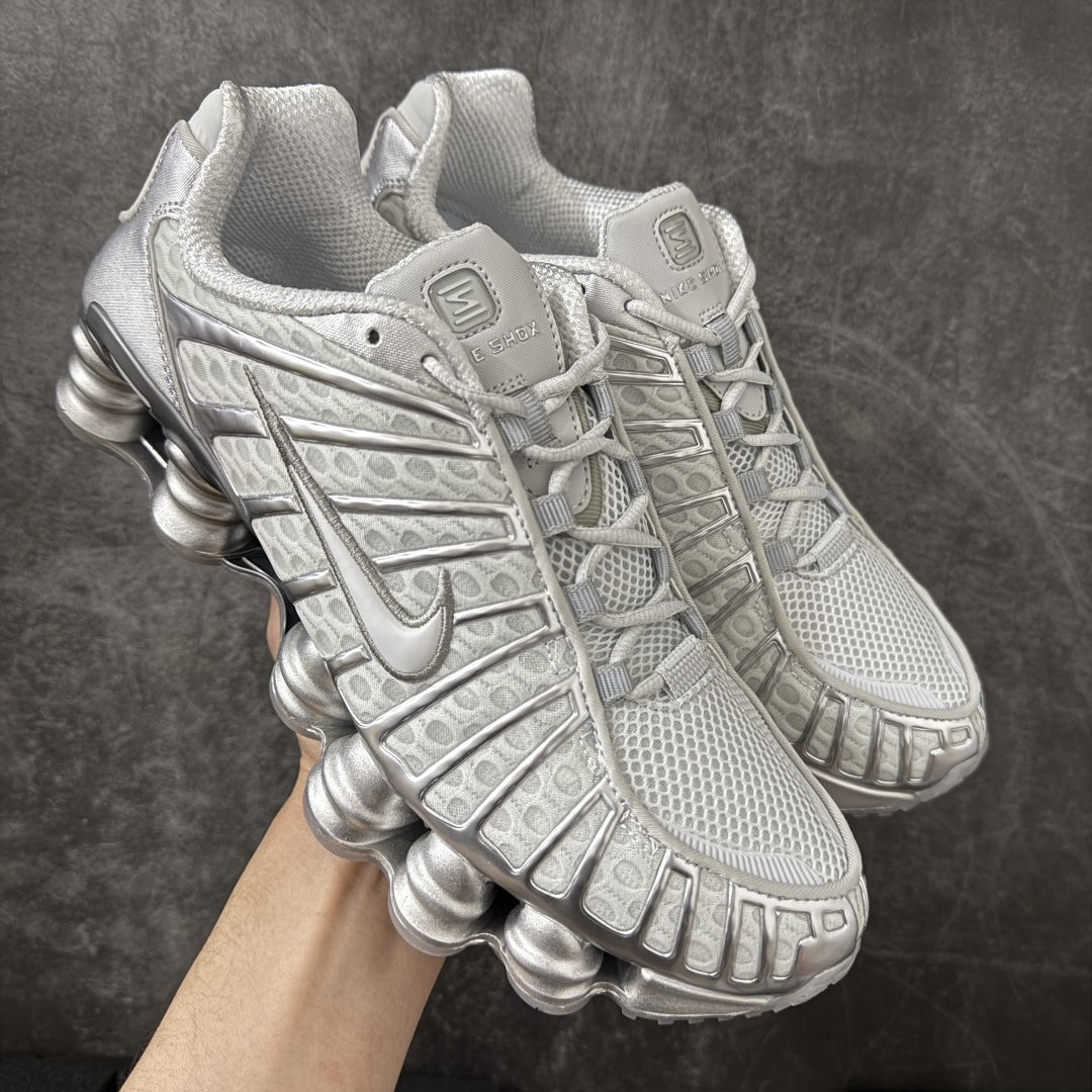 【Max纯原版】原版开发 Nike Shox TL系列 灰银色 AR3566-003 NK Shox TL系列 复古舒适百搭防滑耐磨低邦柱形气垫休闲跑步鞋 鞋面采用了轻质化的材料打造，搭载鞋带系带系统以及鞋舌部分的特殊控制模块，科技感十足；采用透气纺织品和网眼鞋面与标志性的Nike Shox技术，同时提供更轻盈的感觉和大胆的外观；鞋身大面积采用织物与皮革材质拼接设计，搭配Dri-FITz透气网面，透气性拉满不闷脚。中底前掌搭载Air Max科技，后掌配置Shoxy缓震气柱，前掌气垫提供灵敏回弹，中底的气柱设计也很加分，外观上科技感十足；设计彰显个性，复古造型适配多种穿搭风格。 尺码：39 40 40.5 41 42 42.5 43 44 44.5 45 45.5 46 46.5 47.5-选品中心