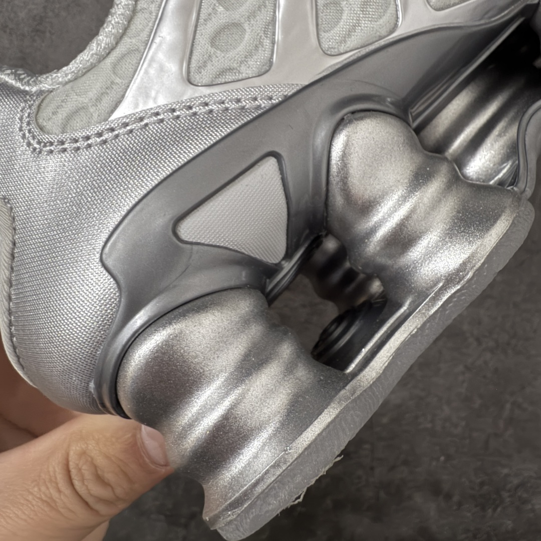 图片[3]-【Max纯原版】原版开发 Nike Shox TL系列 灰银色 AR3566-003 NK Shox TL系列 复古舒适百搭防滑耐磨低邦柱形气垫休闲跑步鞋 鞋面采用了轻质化的材料打造，搭载鞋带系带系统以及鞋舌部分的特殊控制模块，科技感十足；采用透气纺织品和网眼鞋面与标志性的Nike Shox技术，同时提供更轻盈的感觉和大胆的外观；鞋身大面积采用织物与皮革材质拼接设计，搭配Dri-FITz透气网面，透气性拉满不闷脚。中底前掌搭载Air Max科技，后掌配置Shoxy缓震气柱，前掌气垫提供灵敏回弹，中底的气柱设计也很加分，外观上科技感十足；设计彰显个性，复古造型适配多种穿搭风格。 尺码：39 40 40.5 41 42 42.5 43 44 44.5 45 45.5 46 46.5 47.5-选品中心